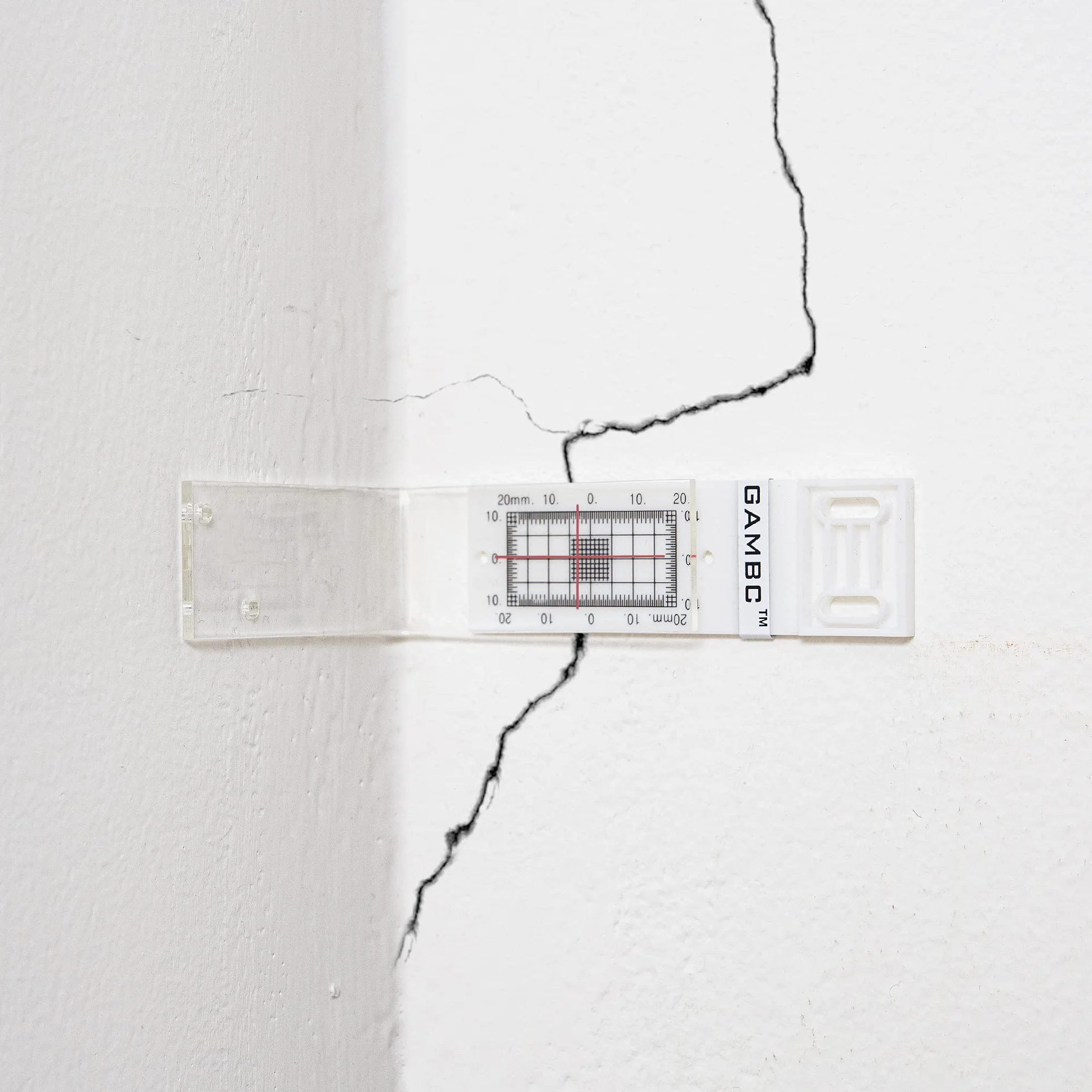Hexómetro angular de pared manual para la medición y la grabación de las lesiones y las grietas relativas en las superficies en ángulo.