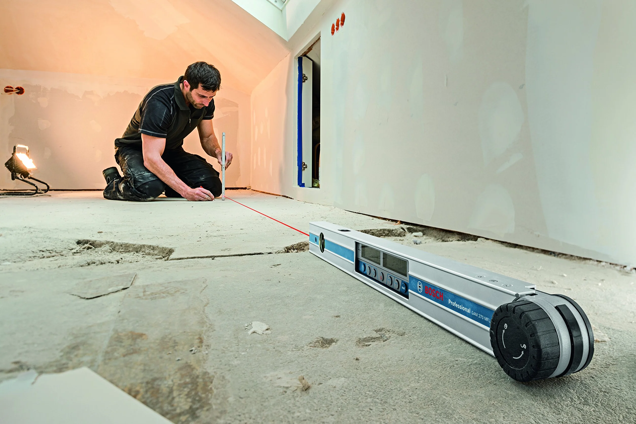 Bosch Professional Medidor digital de ángulos e inclinómetro GAM 270 MFL (precisión láser, cálculo de ángulos de inglete, margen de medición: 0 - 270º, longitud: 60 cm)