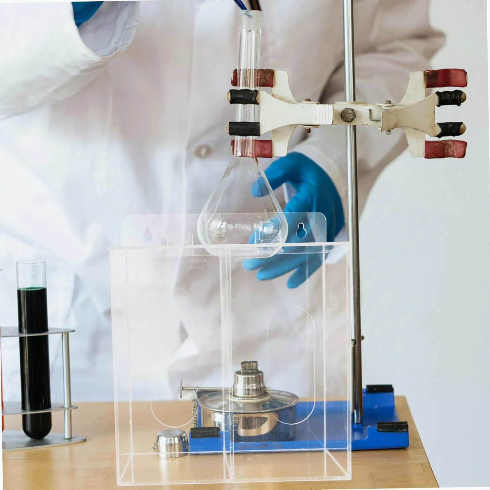 Dispensador para Almacenamiento Multifuncional con Dos Compartimentos de Acrílico de Guantes y Diseño Ahorrador de Espacio Montado en Pared para Laboratorios