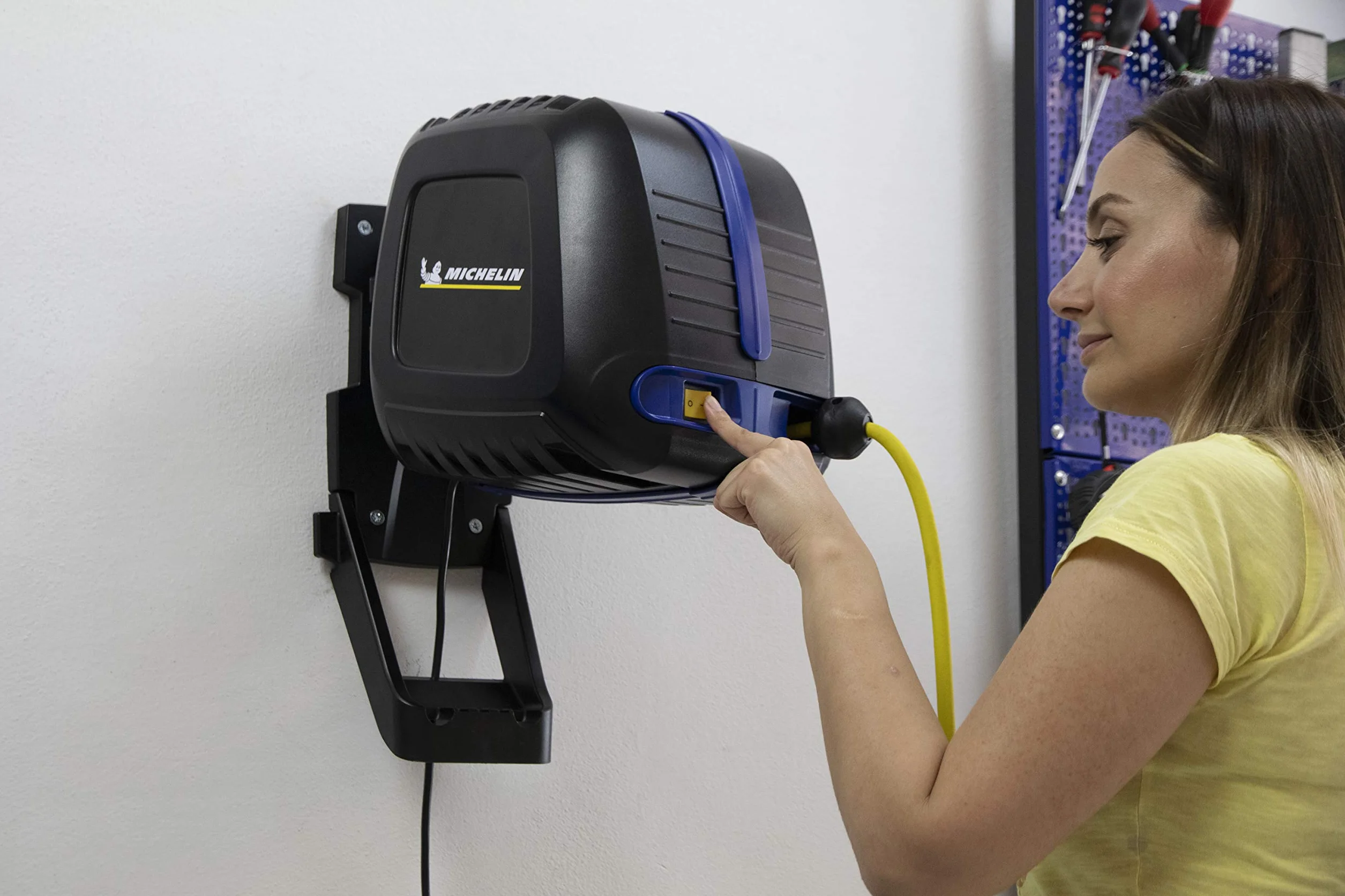 MICHELIN - Compresor de aire mural MBL GO con enrollador de manguera - Manguera de 10 metros - Soplador incluido - Sin tanque - Sin aceite - Motor de 1,5 CV - Presión máxima 8 bar