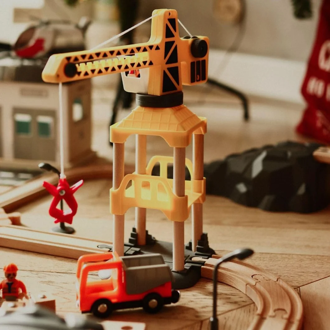 Mamabrum Tren Eléctrico de Madera Set Ciudad con Aeropuerto Grúa Giratoria Pista Compatible Lego Duplo Juguete Educativo