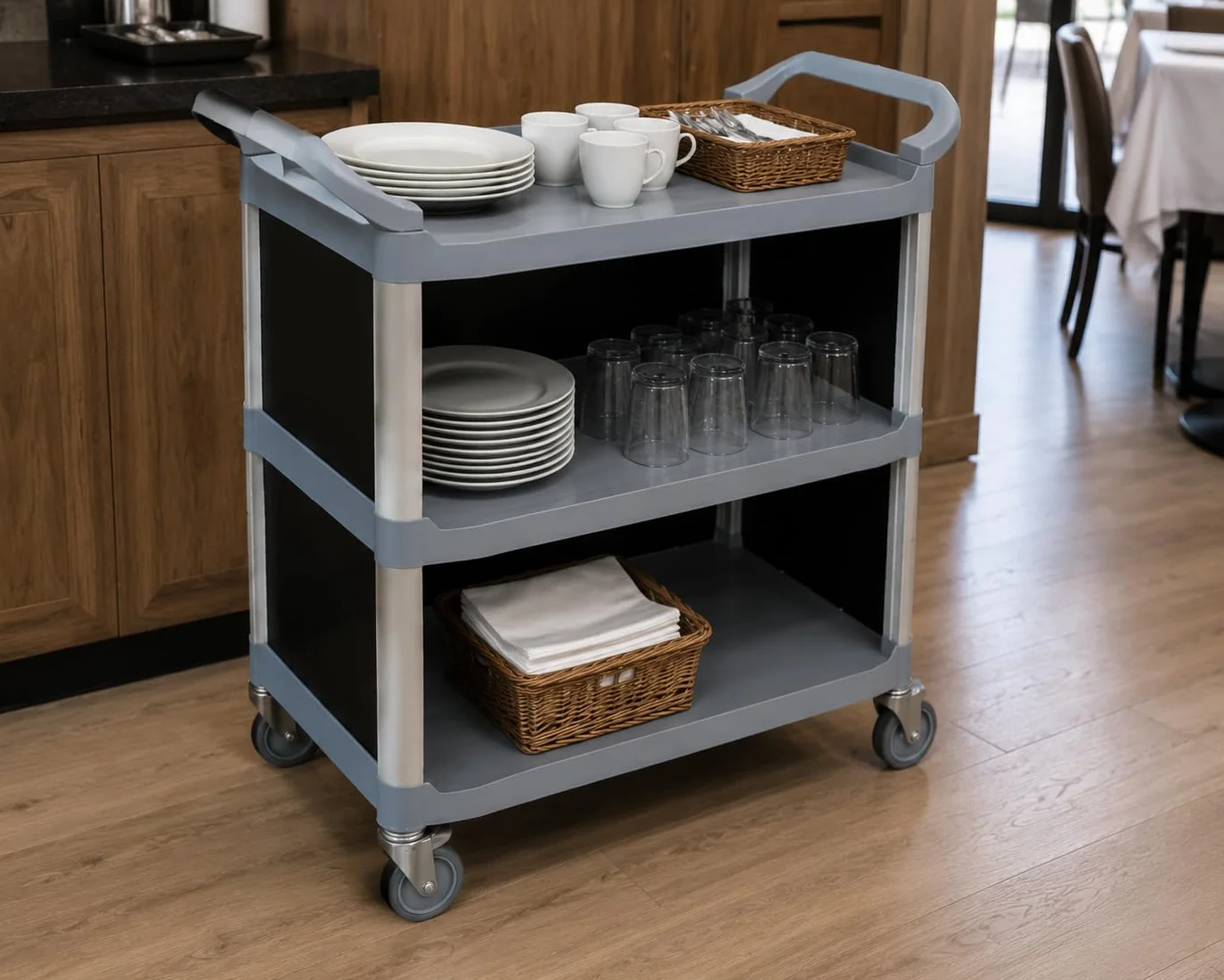 Carro Camarera Profesional Cuarz Gris Cerrado con 3 Bandejas | Laterales Cerrados | Polipropileno Resistente | 4 Ruedas Ø10 cm | Capacidad 140 kg | Ideal para Hostelería y Almacenes