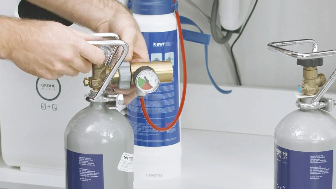 GROHE Blue, Bombona de CO2 de 2 kg para hasta 350 l de agua con gas (CO2 apto para uso alimentario, uso universal, válvula de presión residual integrada y asa de transporte de seguridad), 40423000