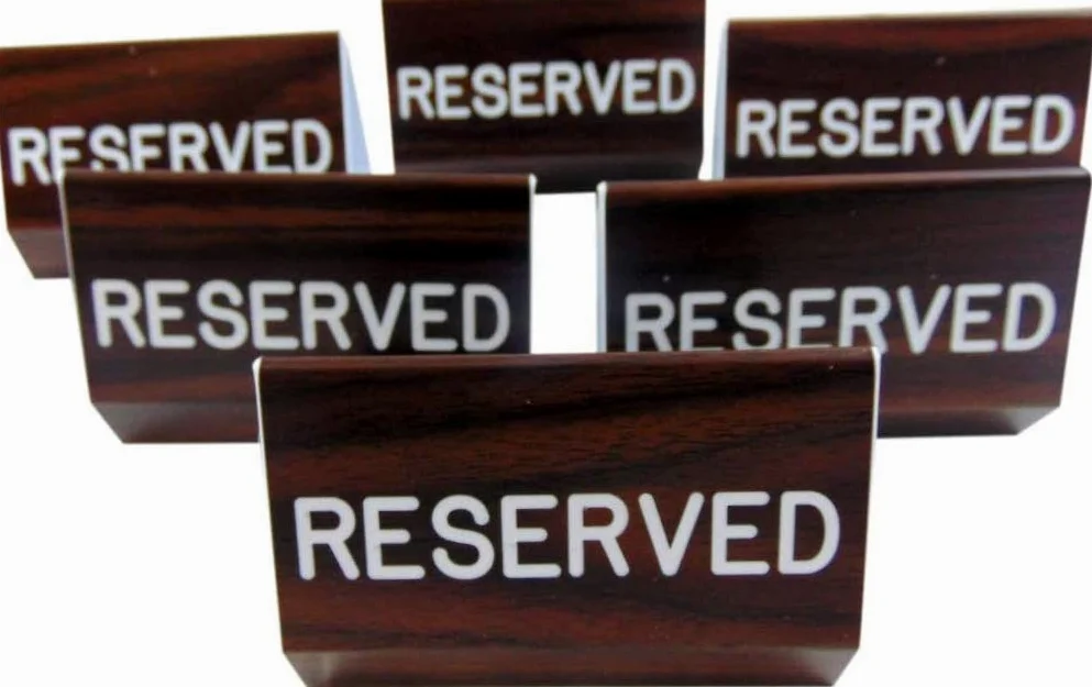 Cartel reservado para la iglesia Pew Multipack con abrazadera grande de doble cara en 6 pulgadas de largo para la masa de distancia social, juego de 6