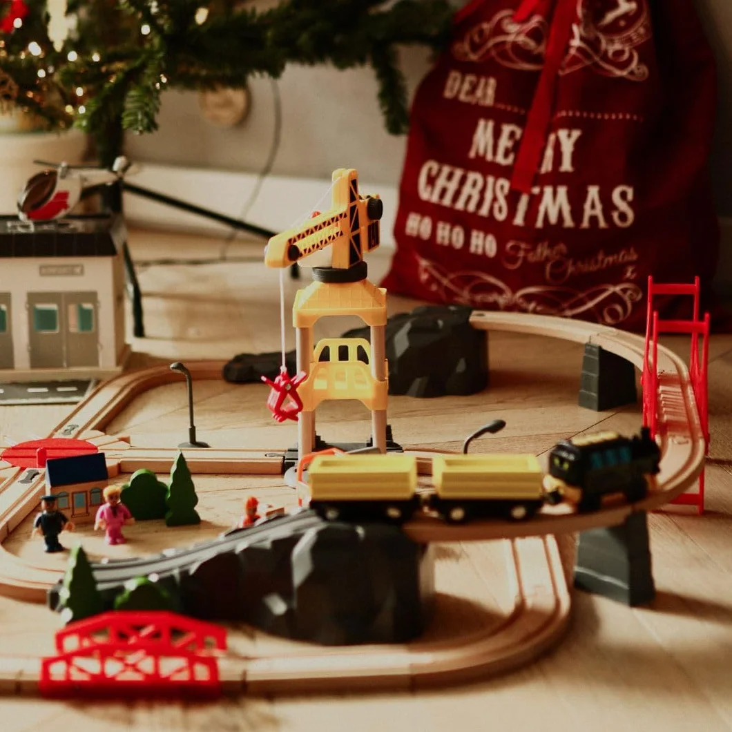 Mamabrum Tren Eléctrico de Madera Set Ciudad con Aeropuerto Grúa Giratoria Pista Compatible Lego Duplo Juguete Educativo