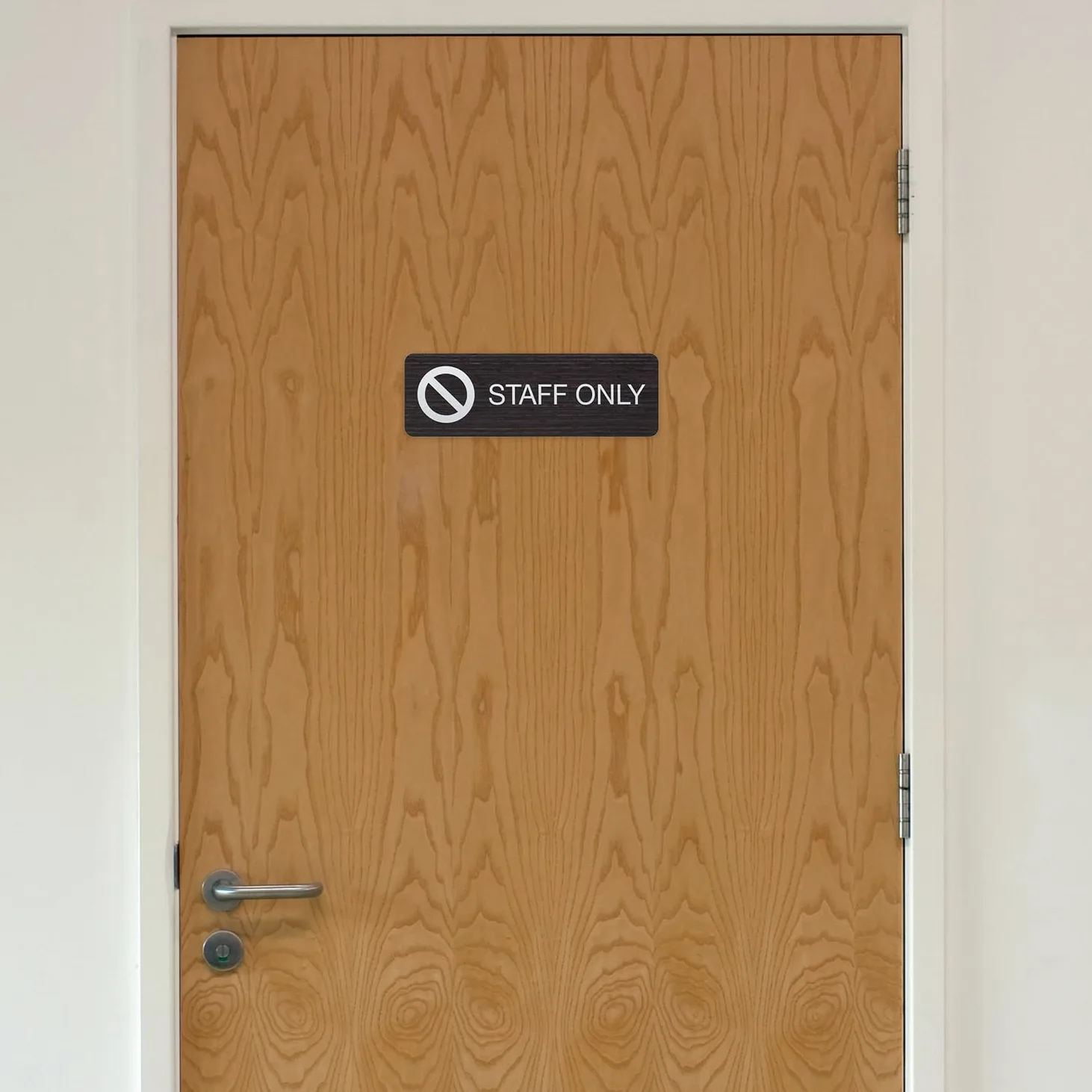 Letrero de madera oscura con texto en inglés "Staff Only", de madera sintética, fácil de pegar, para colgar en la puerta, para restaurante, pequeña empresa, fabricado en Estados Unidos