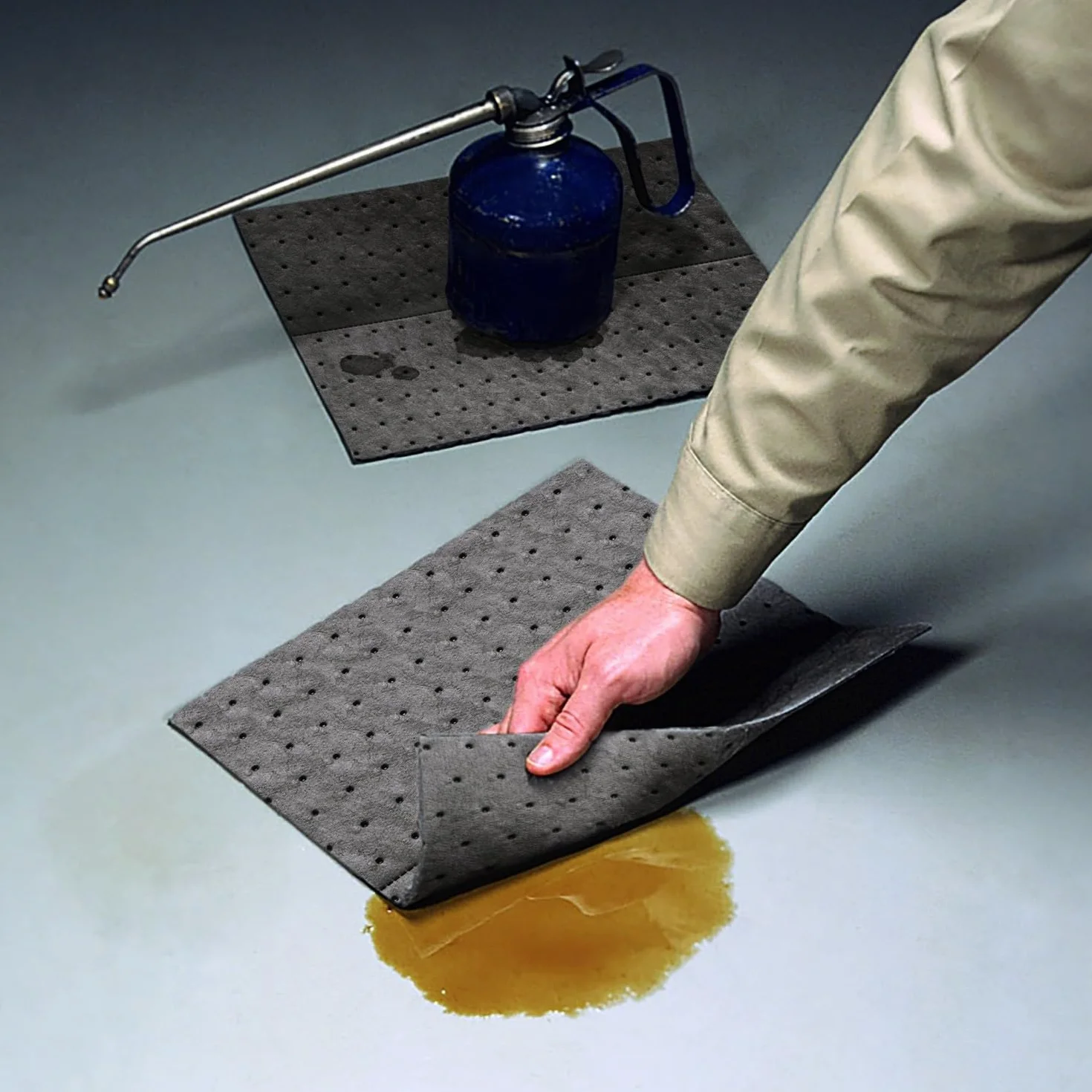 Nuevo Pig mat251 Universal Mat, 37,1 L absorbencia, 33 cm de largo x 25 cm de ancho, 100 Pad/dispensador, gris (Pack de 100)
