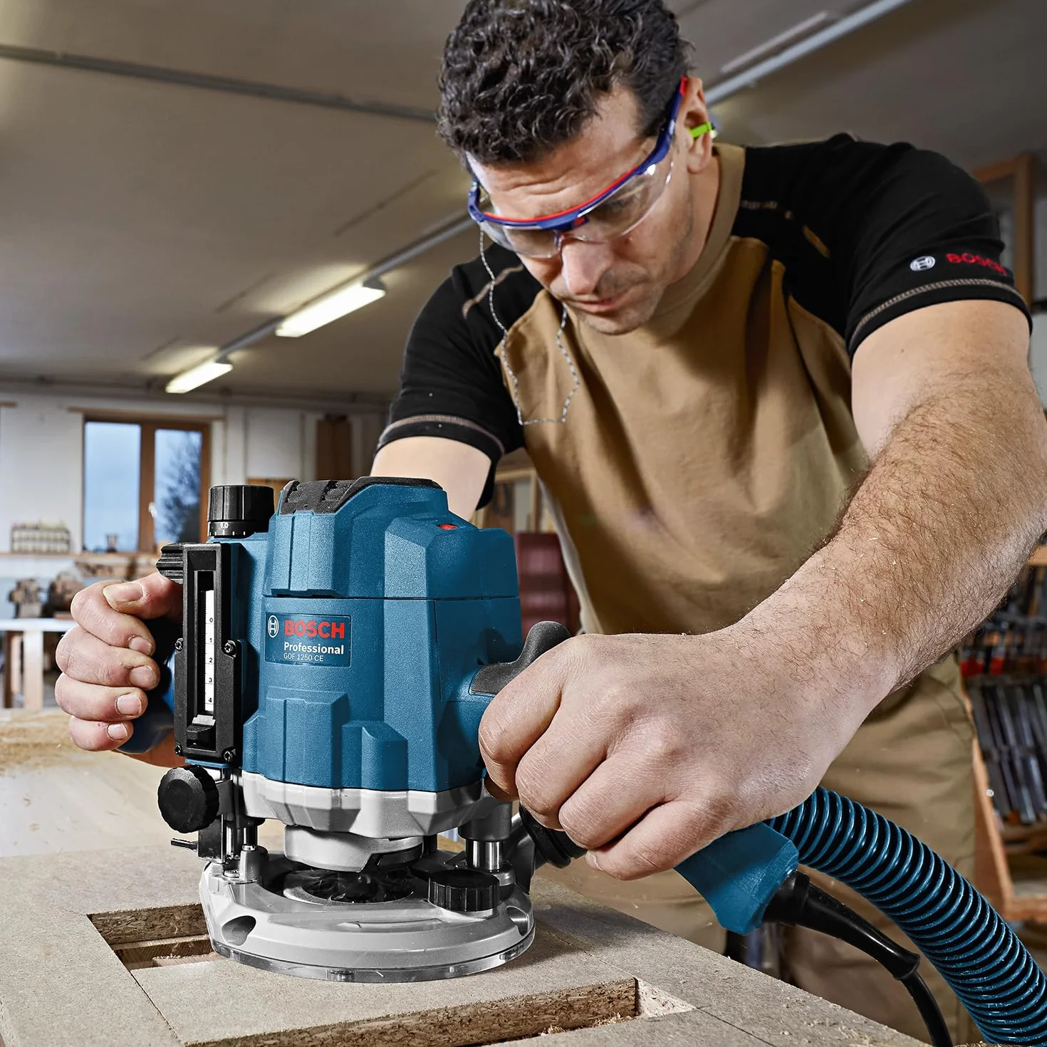 Bosch Professional fresadora de superficie GOF 1250 CE (llave de boca fija 19 mm, tope paralelo con ajuste preciso, adaptador de casquillo copiador, pinzas de sujeción, L-BOXX)