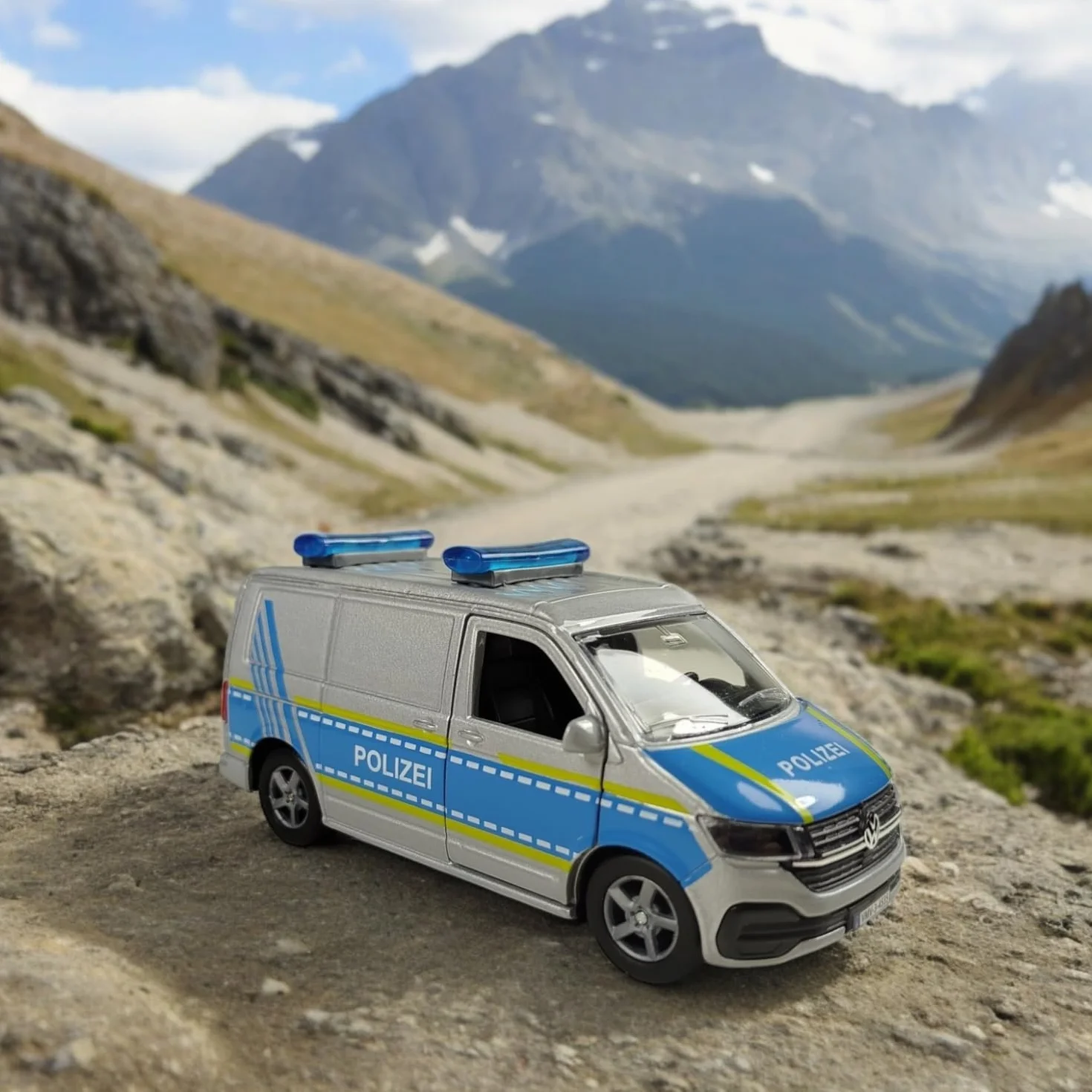 Kids Globe Volkswagen Transporter Policía Barco Die Cast Pull Back 29 cm Juguete Azul