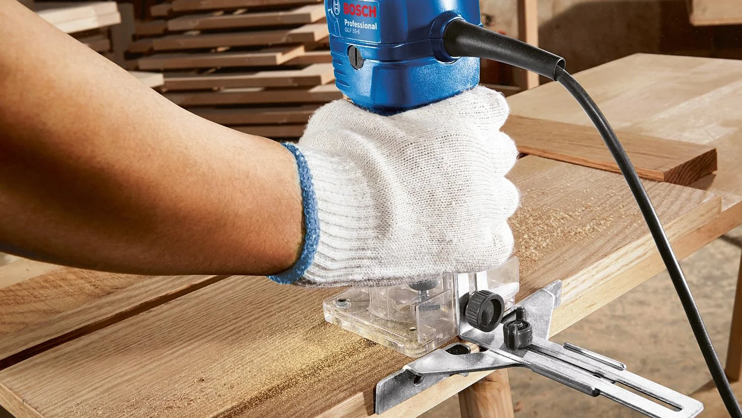Bosch Professional fresadora de cantos GLF 55-6 (motor de 550 W girando a 33 000 rpm., incl. 2 llaves de una boca, 1 recogedor, tope paralelo, rodillo de corte al ras)