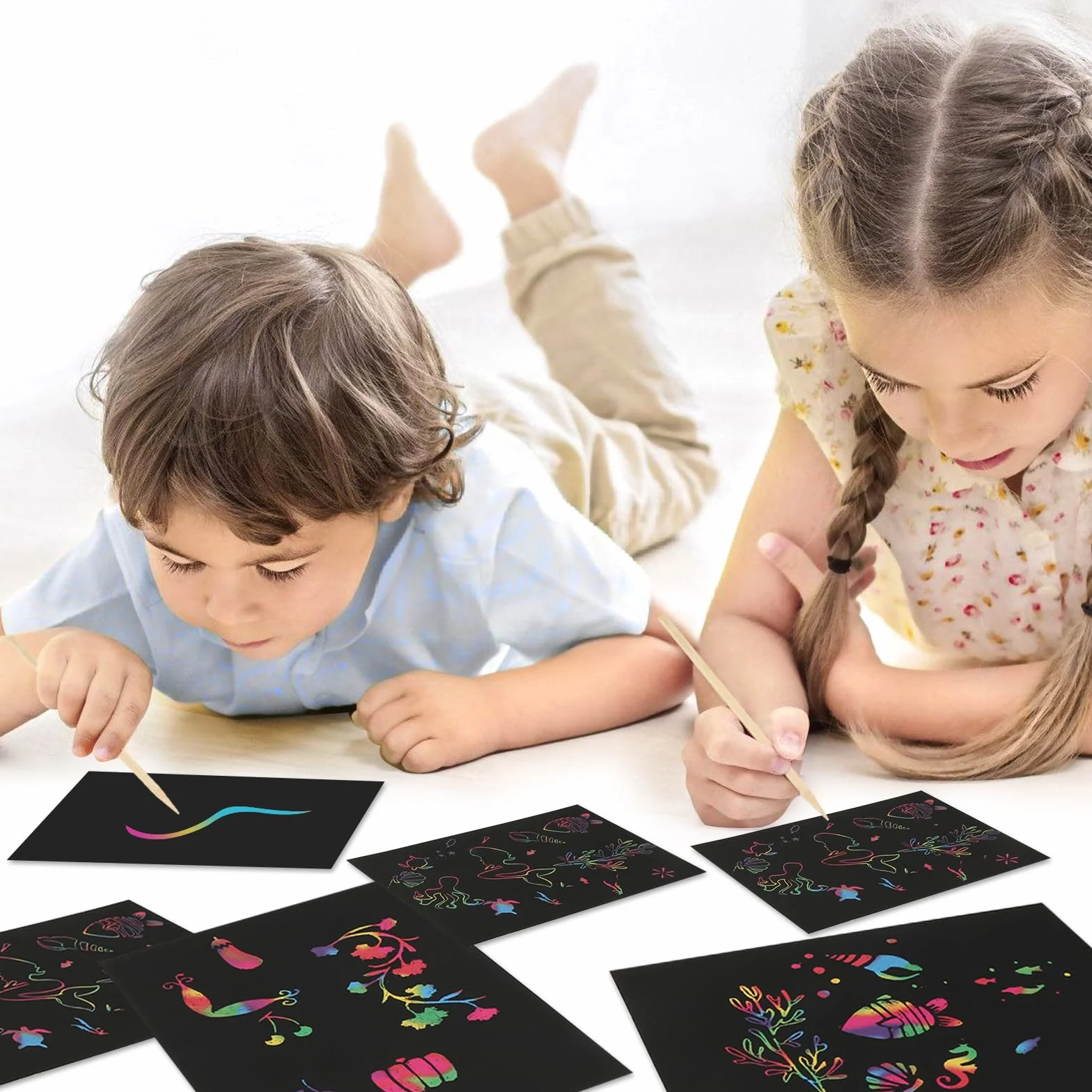 Juego de Papel Rascador Arco Iris, 70 Hojas Imágenes para Rascar con 7 Lápices y 3 Plantillas, Libro Mágico para Niños y Adultos
