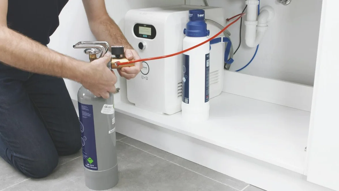 GROHE Blue, Bombona de CO2 de 2 kg para hasta 350 l de agua con gas (CO2 apto para uso alimentario, uso universal, válvula de presión residual integrada y asa de transporte de seguridad), 40423000