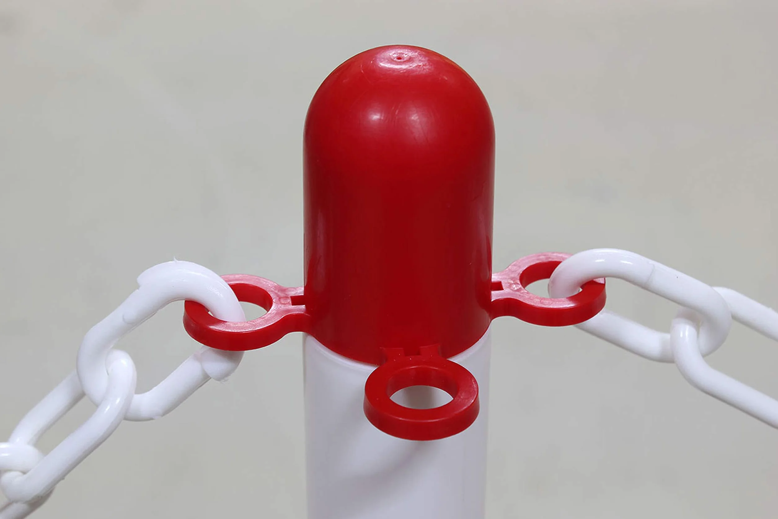 0004373 Incluye 6 postes de plastico, con 6 bases cuadras y 10 metros de cadena de señalización con conectores. Todo en color blanco-rojo