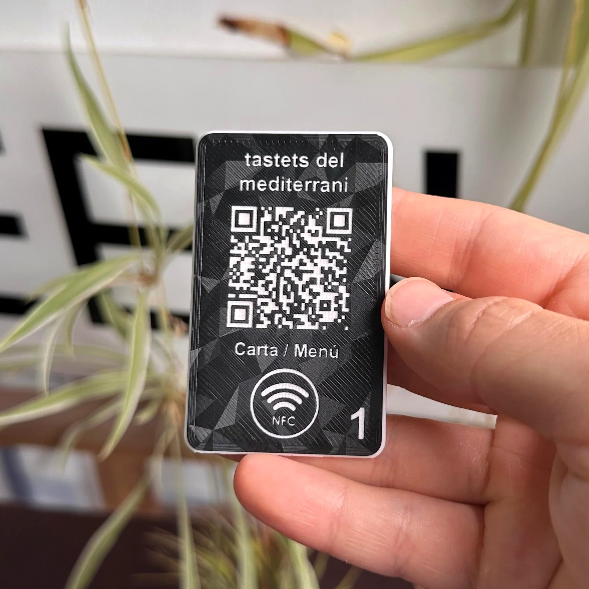 NIPRO Cartel QR para Mesa Personalizable | Códigos QR para Carta, Red Wifi, Valoraciones o Redes Sociales | Para Bar o Restaurante | NFC y/o Peana Opcionales | Lote 10 ud (43 x 70 mm)
