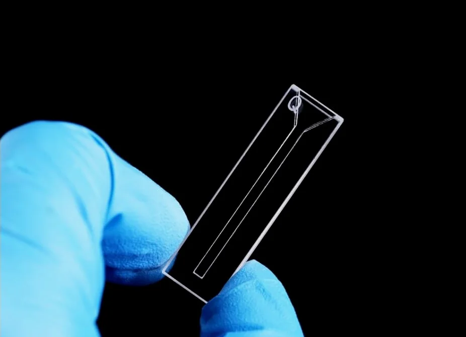 Cubeta de microcuarzo con tapa: volumen de 700 ul, longitud de recorrido de 10 mm, compatible con espectrofotómetro UV-Visible