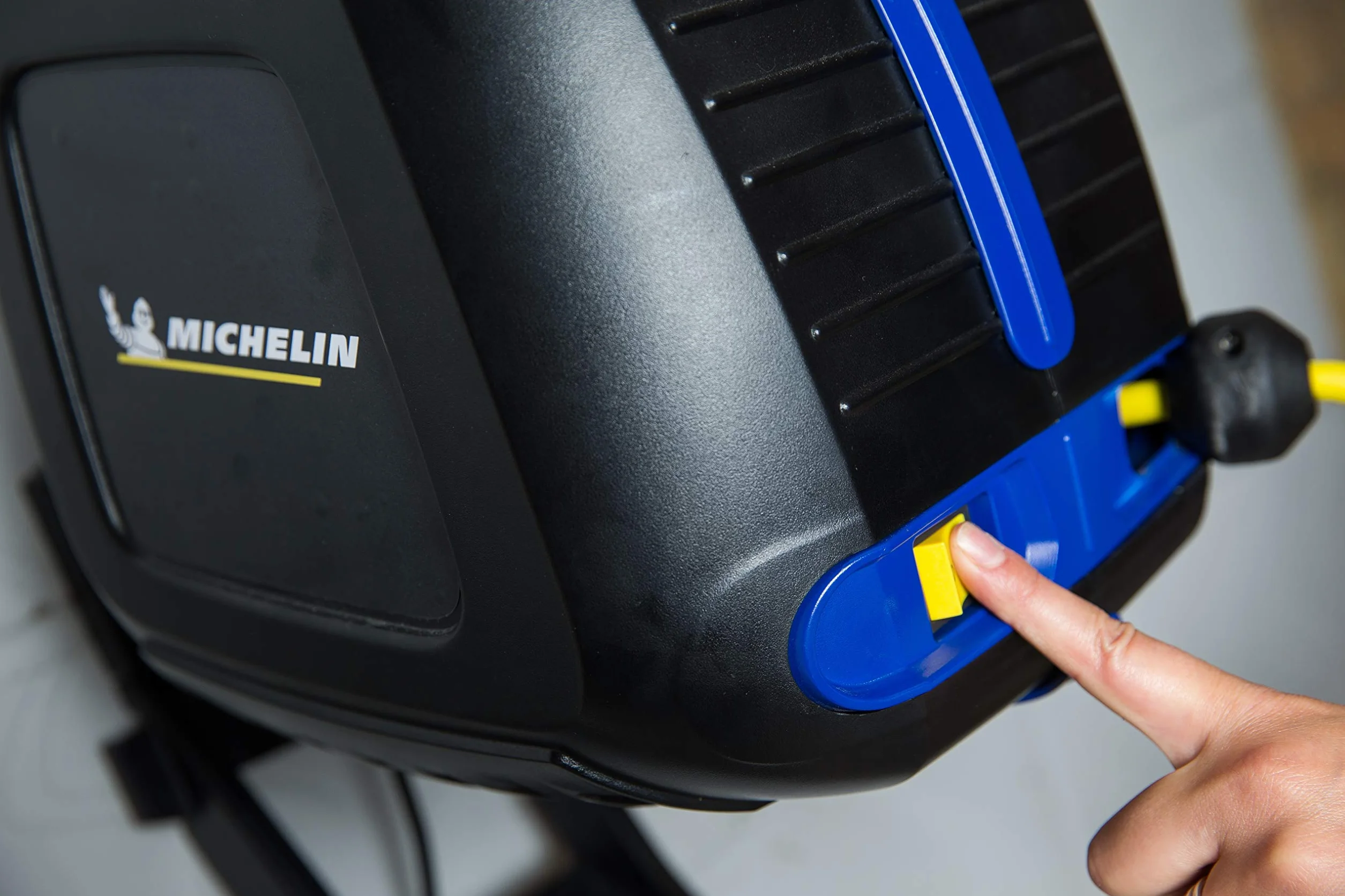 MICHELIN - Compresor de aire mural MBL GO con enrollador de manguera - Manguera de 10 metros - Soplador incluido - Sin tanque - Sin aceite - Motor de 1,5 CV - Presión máxima 8 bar