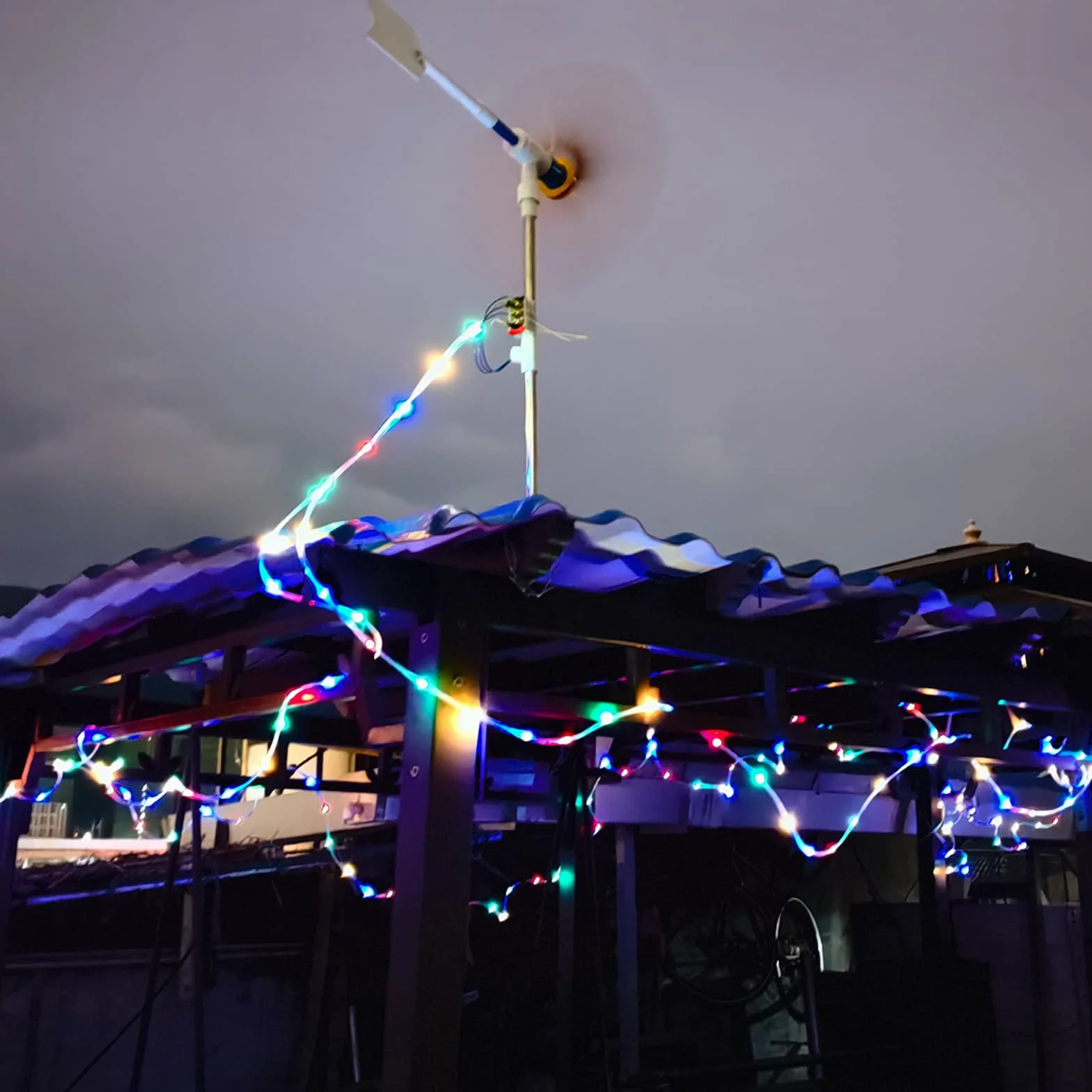 Kit de generador de turbina eólica pequeña DIY y Tira de luz, decoración de jardín para el Patio Trasero, Molino de Viento Giratorio Decorativo, diámetro de 18 Pulgadas