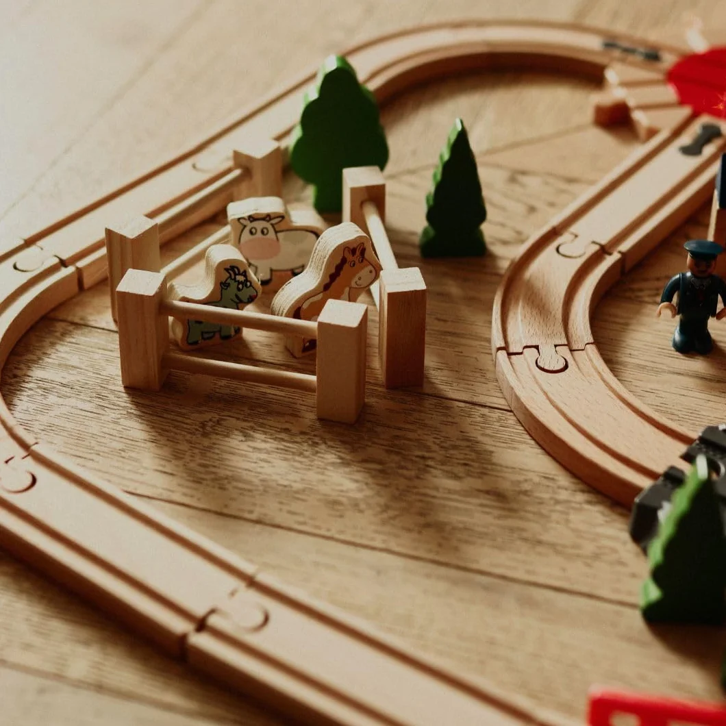 Mamabrum Tren Eléctrico de Madera Set Ciudad con Aeropuerto Grúa Giratoria Pista Compatible Lego Duplo Juguete Educativo