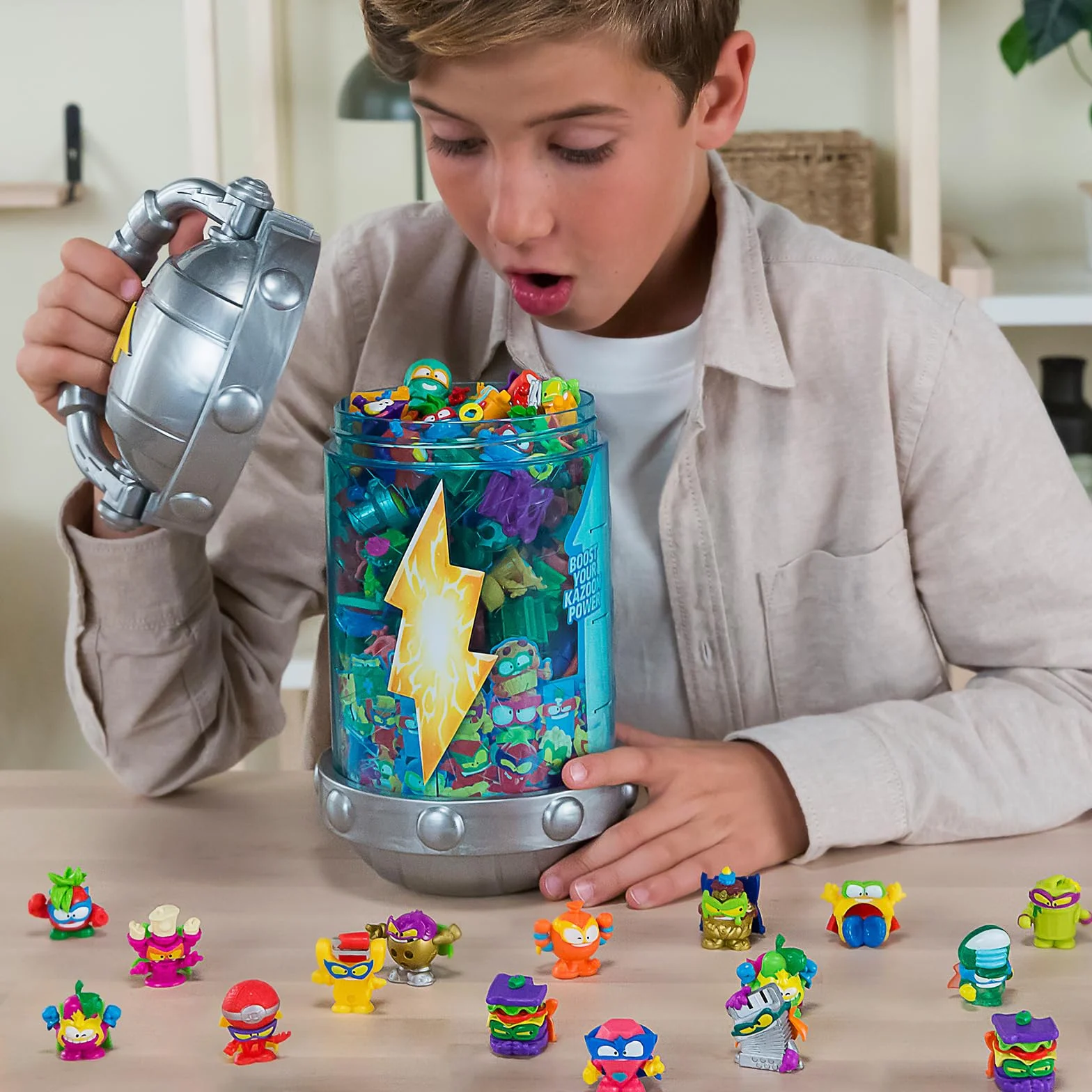 SUPERTHINGS KAZOOM Power Carry Case con 8 Figuras Sorpresa y Megajet