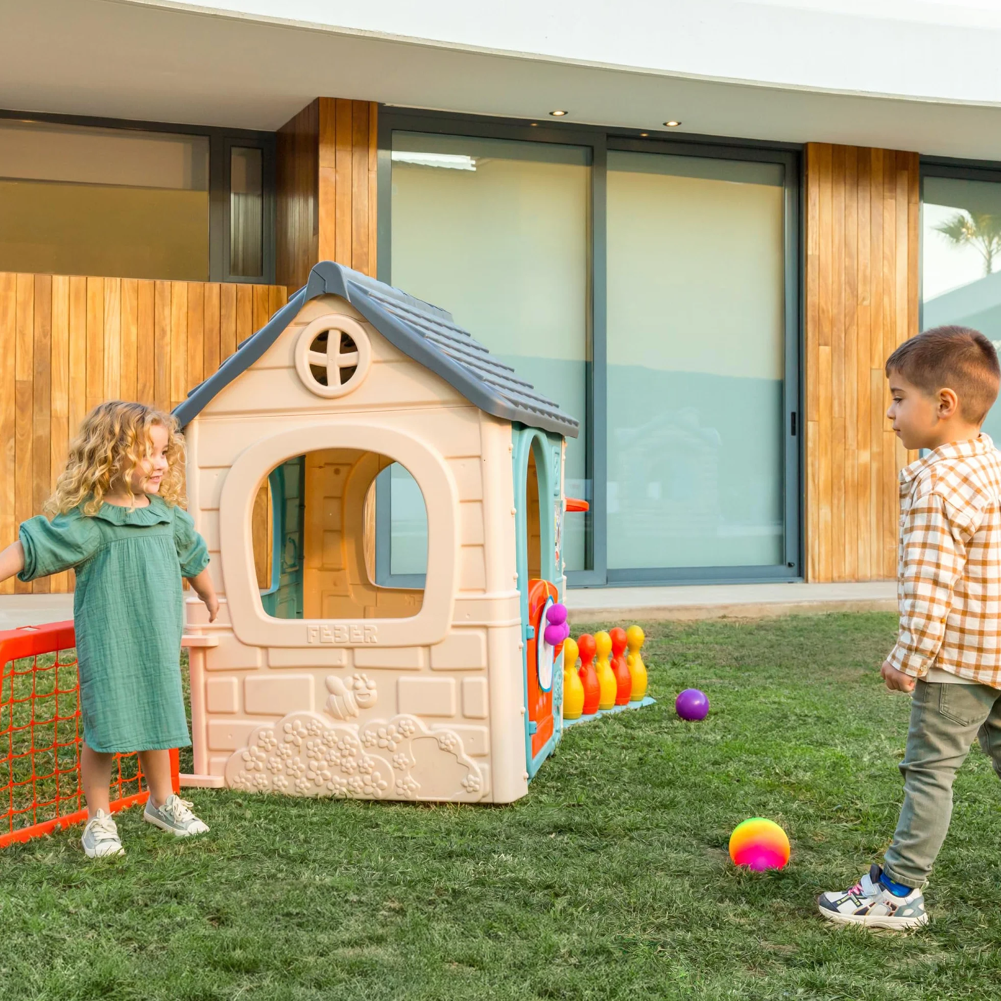FEBER Casual 6 Activities House Casa con 6 Actividades de Juego Accesorios Incluidos Colores Resistentes a la Luz Solar Montaje Fácil A Partir de 3 años