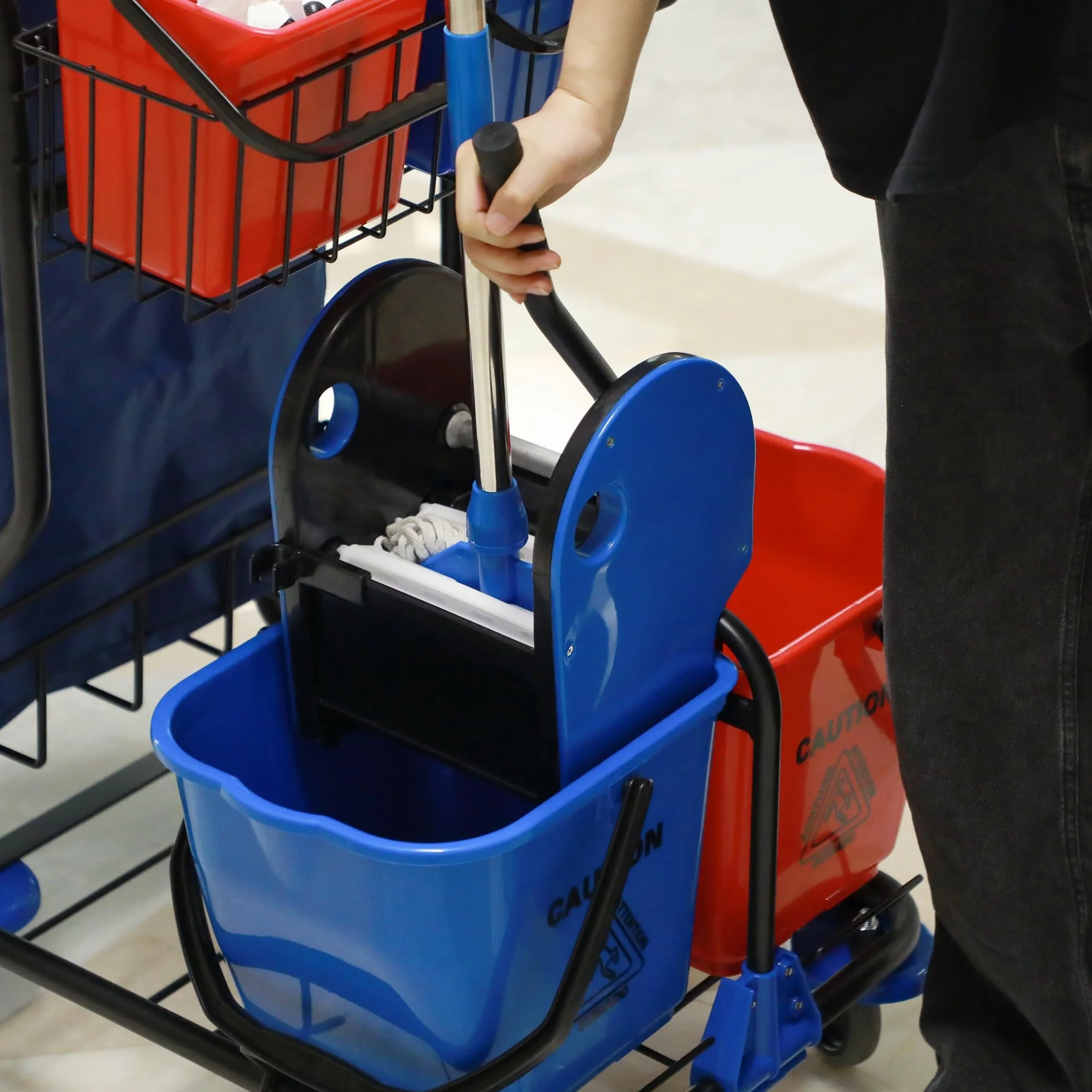 HOMCOM Carro de Limpieza con Bolsa de Basura Carro de Servicio con Doble Cubo de 18 litros Escurridor de Prensa 2 Cubetas Auxiliares 93x80x97 cm Rojo y Azul