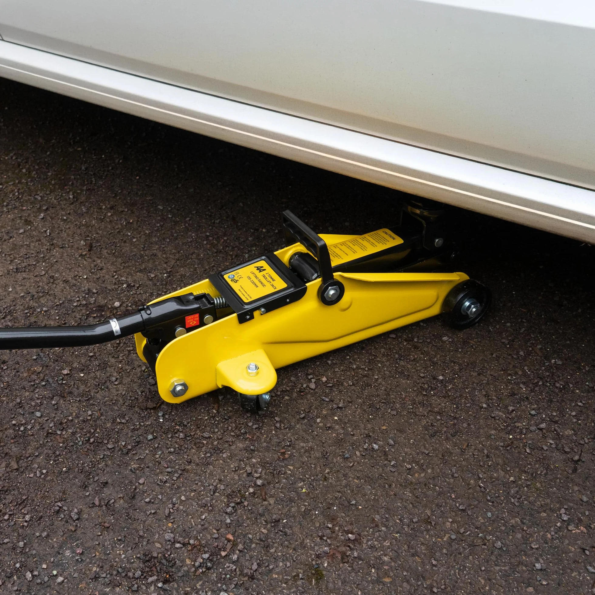 Gato hidráulico de 2 toneladas AA3282, Rango de elevación 135-330 mm, Aprobado TUV/GS, Incluye maletín, Negro y Amarillo