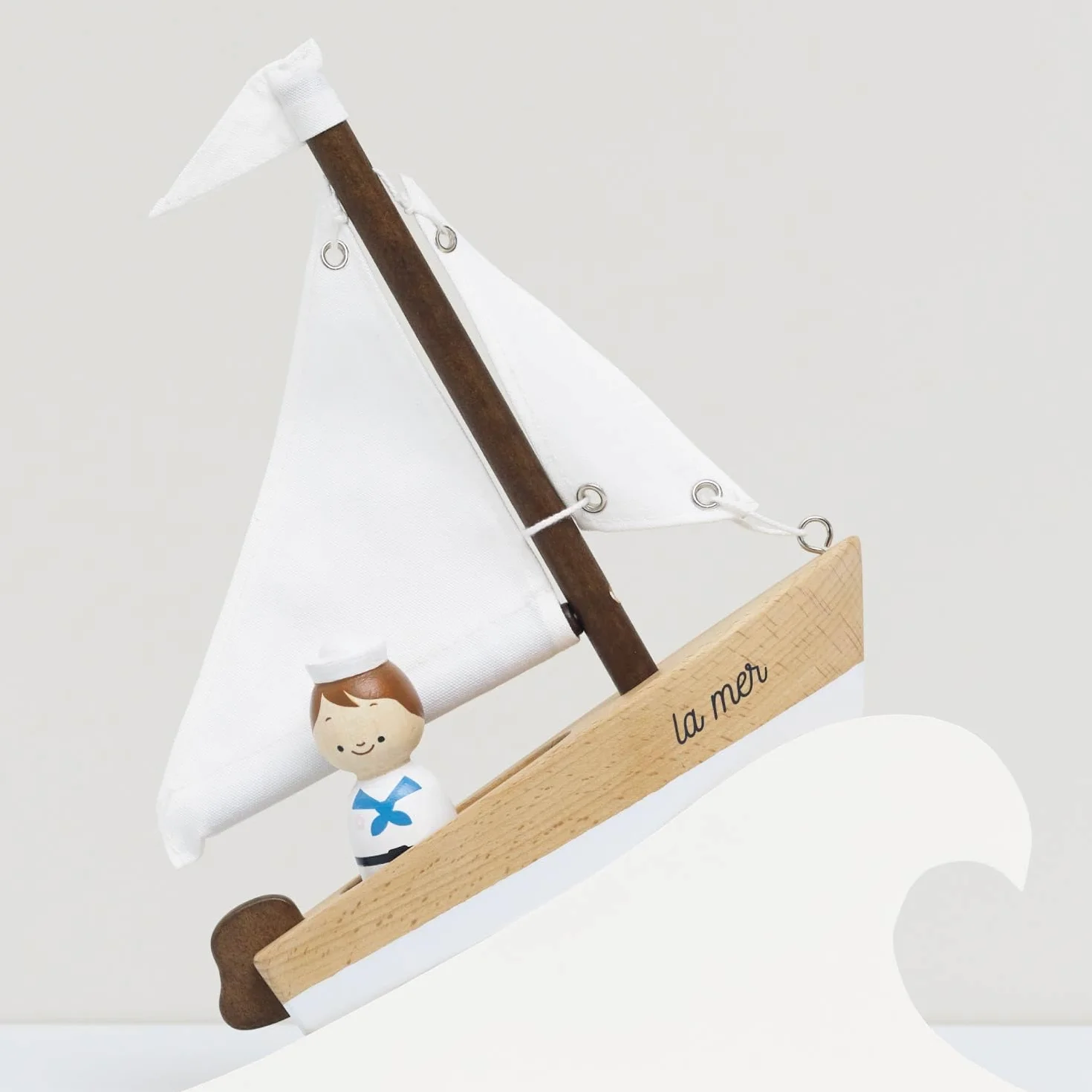 Le Toy Van TV810 Barco de Vela de Juguete Madera FSC ecológica con Marinero