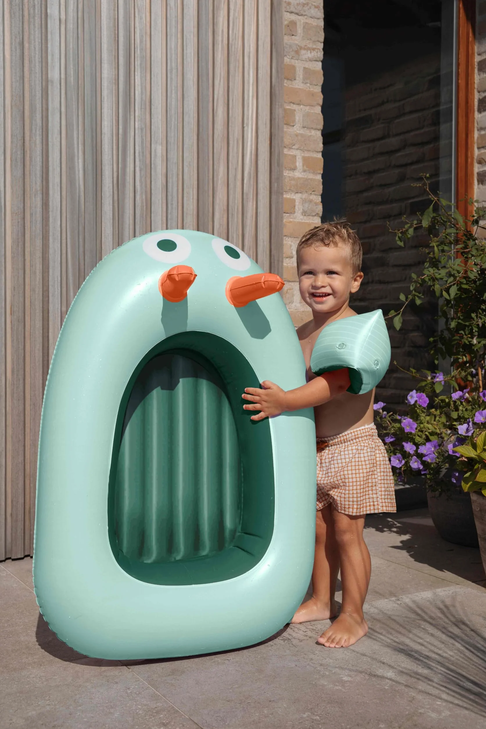 Barco inflable de jardín verde