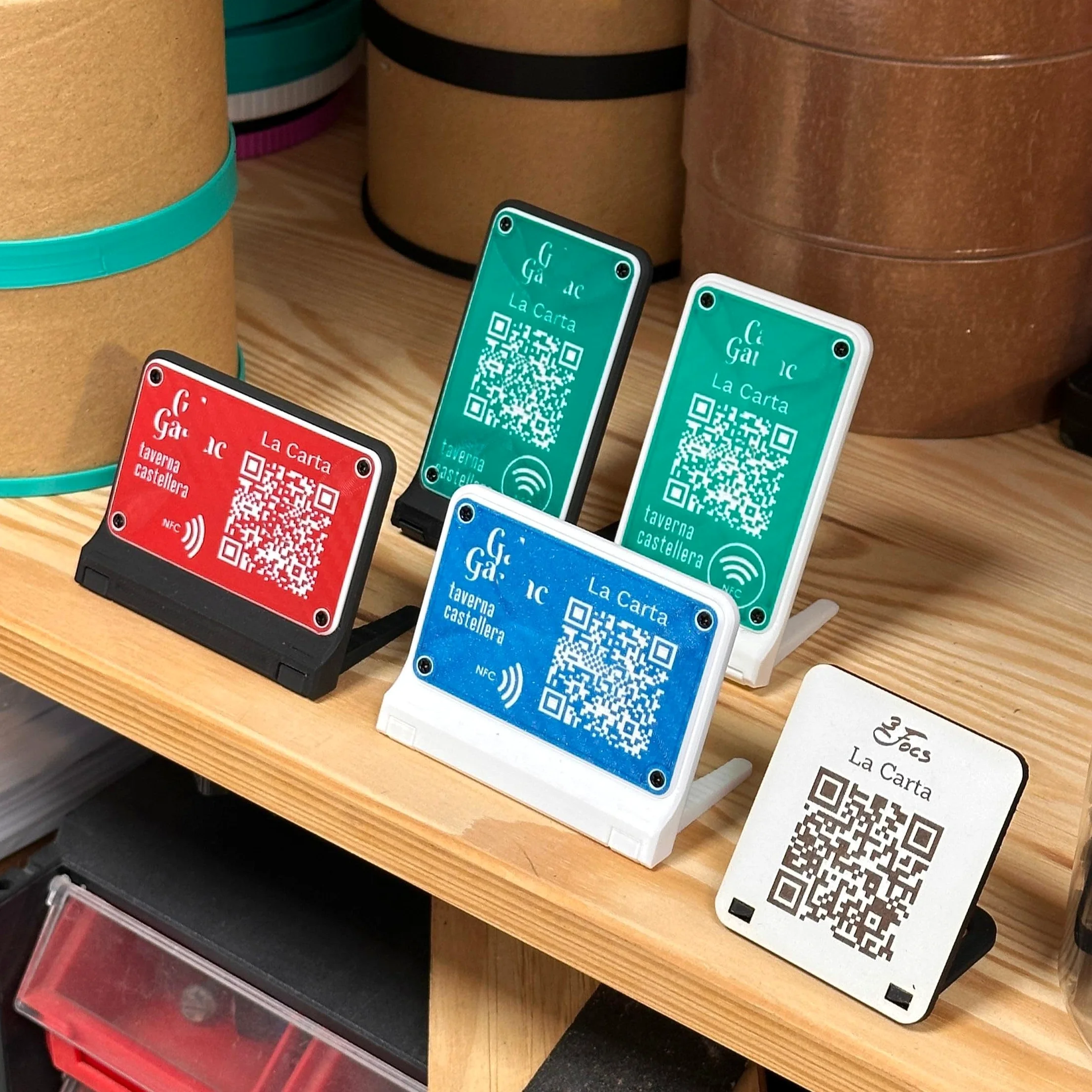 NIPRO Cartel QR para Mesa Personalizable | Códigos QR para Carta, Red Wifi, Valoraciones o Redes Sociales | Para Bar o Restaurante | NFC y/o Peana Opcionales | Lote 10 ud (43 x 70 mm)