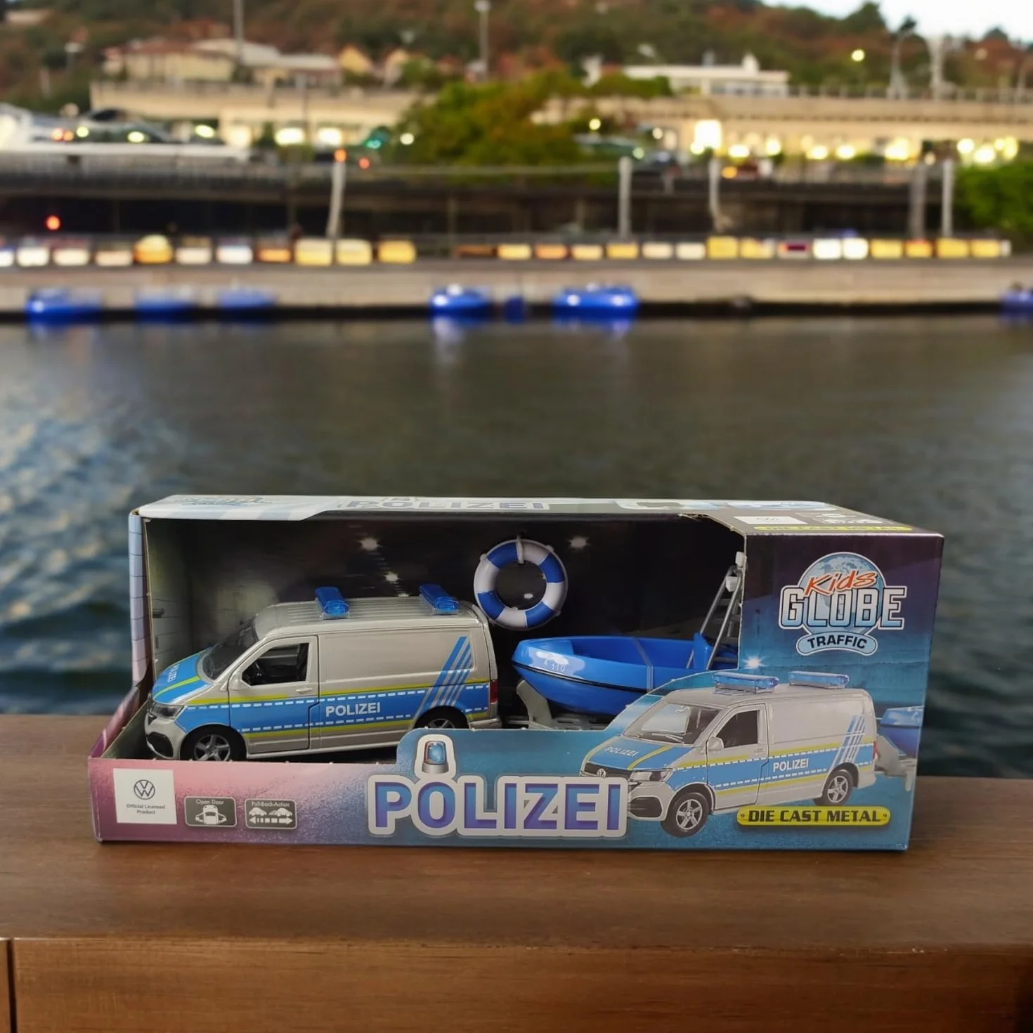 Kids Globe Volkswagen Transporter Policía Barco Die Cast Pull Back 29 cm Juguete Azul