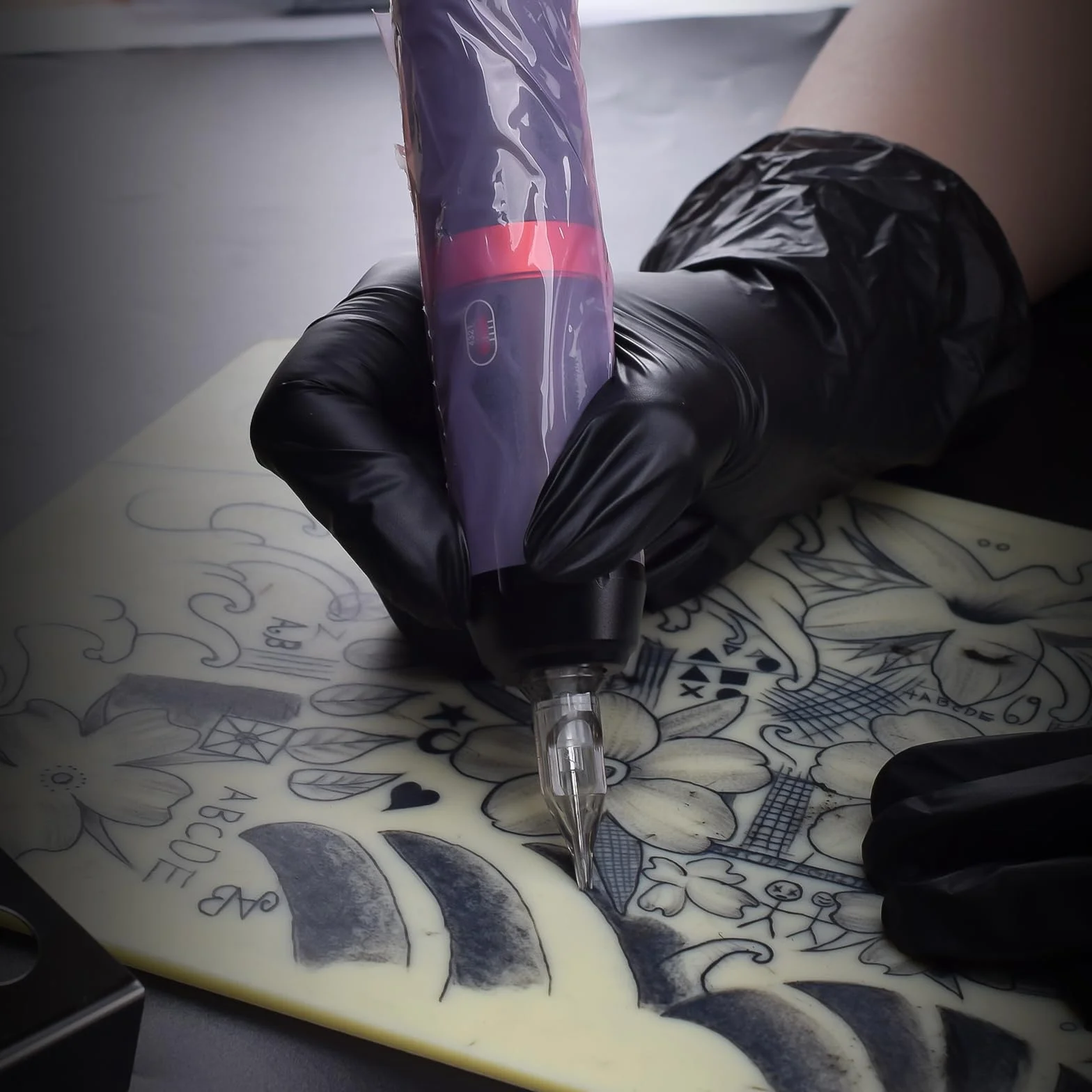 Película de barrera desechable para tatuajes, perforada, cinta adhesiva, suministros (rosa) - 1200 rollos