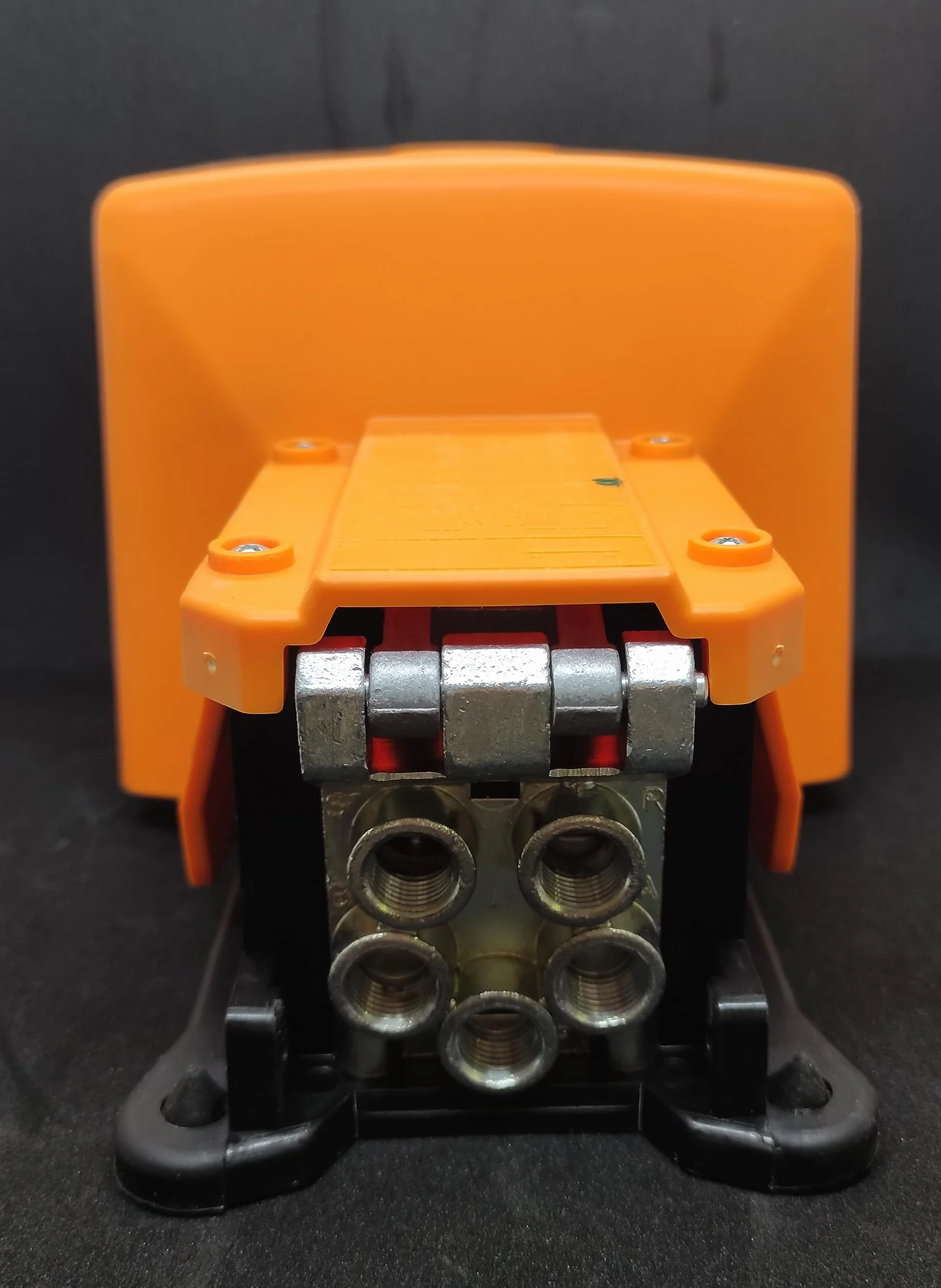 AM-5001 UNIVER Pedal neumático 5/2