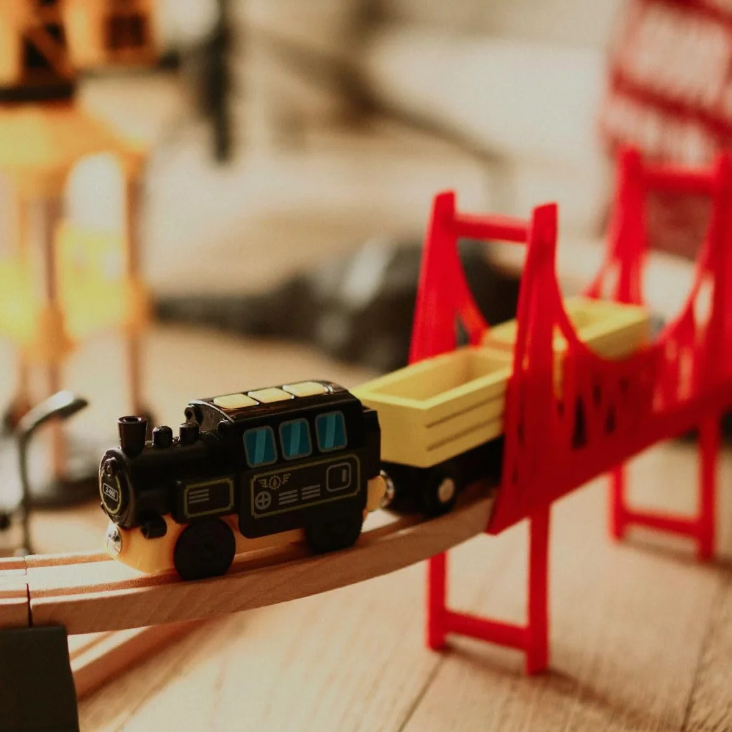 Mamabrum Tren Eléctrico de Madera Set Ciudad con Aeropuerto Grúa Giratoria Pista Compatible Lego Duplo Juguete Educativo
