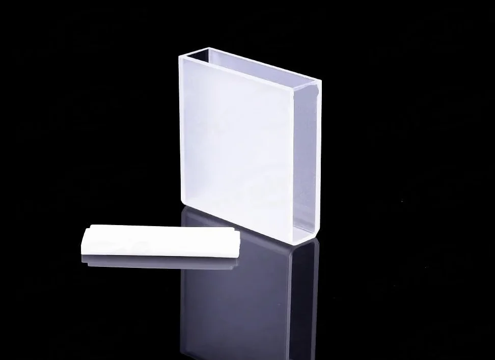 Cubetas de vidrio estándar con tapa (4 unidades): 14 ml de volumen, 40 mm de recorrido óptico, vidrio óptico de alta transmitancia for uso en laboratorio.