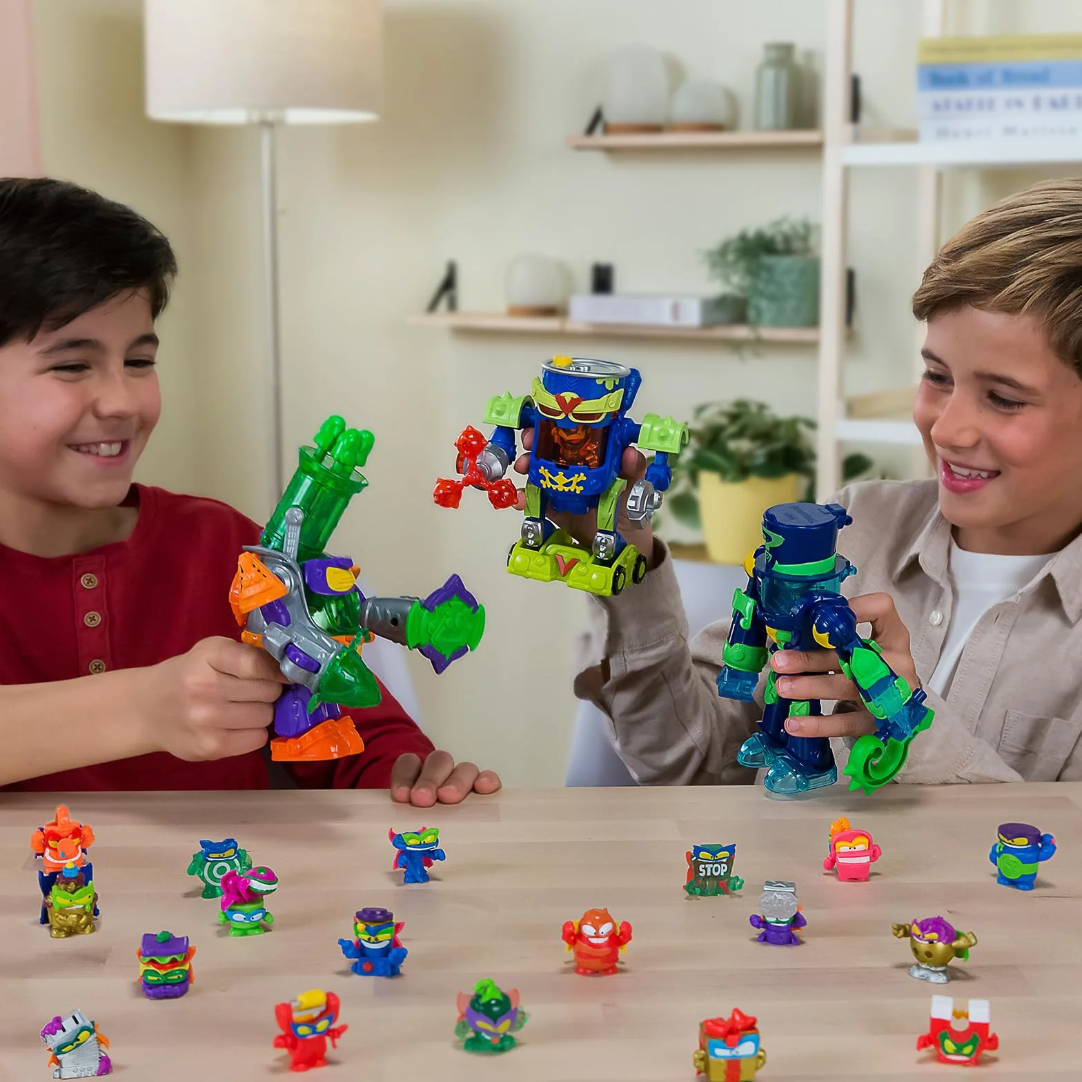 SUPERTHINGS Ultra Striker Profesor K. Robot Figura z Proyectilami