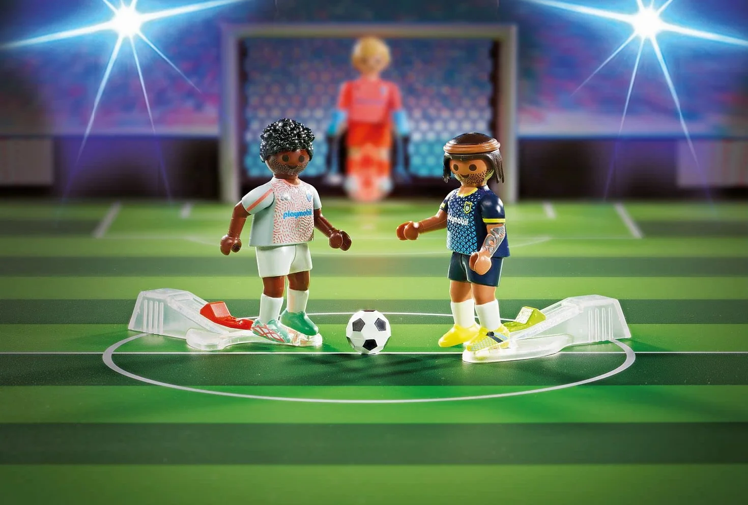 PLAYMOBIL Sports y Action 71120 Campo de fútbol, Futbolín para niños, 2 porteros, 2 futbolistas con función de Patada, 3 balones