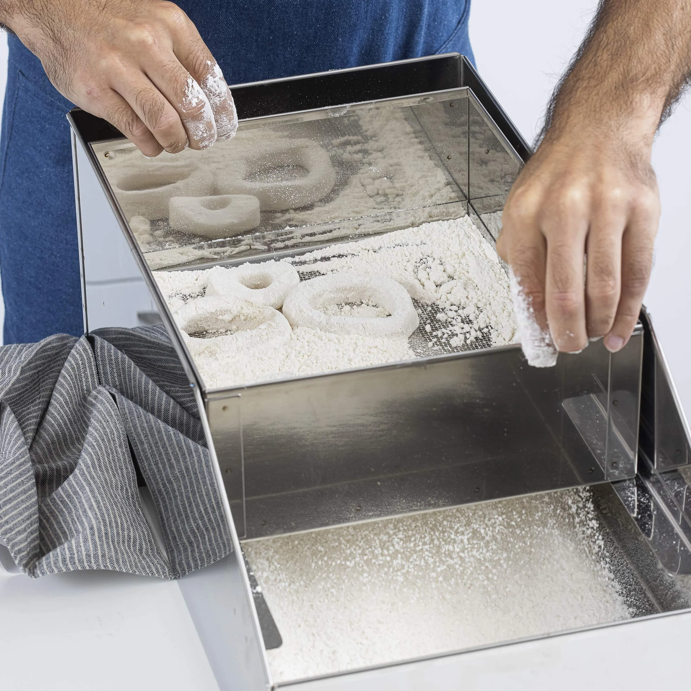 LACOR 50450 Harinero de Acero Inoxidable, Tamizador de Harina, Ideal para harinar o empanar Alimentos, Fácil Limpieza, para Cocinas Profesionales, Plata, 18 x 50 x 26.5 cm
