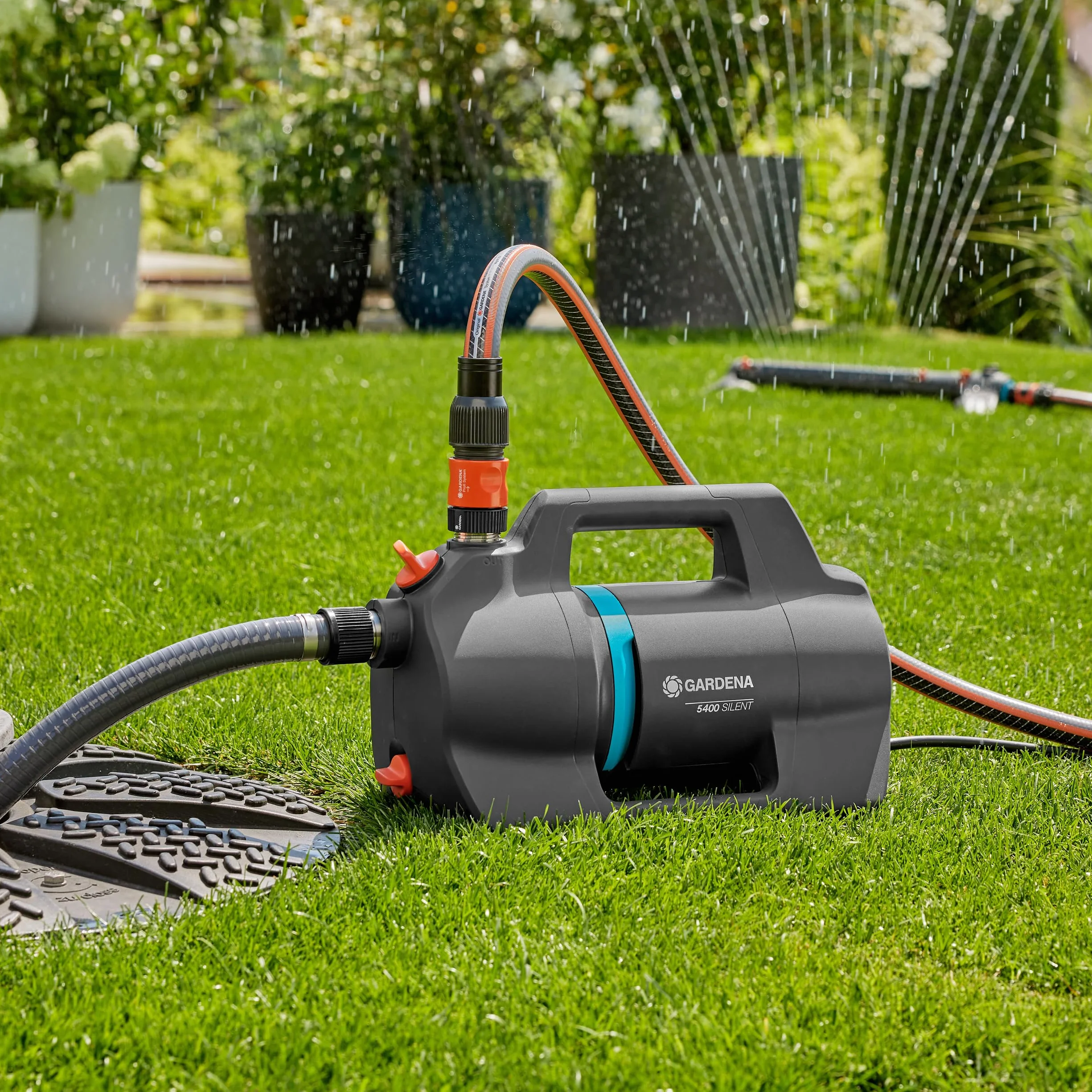 GARDENA Bomba de jardín 5400 Bombas silenciosas: 26% más caudal con el mismo consumo de energía que su predecesor, Operación de bajo ruido, carcasa resistente a la lluvia y a los rayos UV, (9086-20)