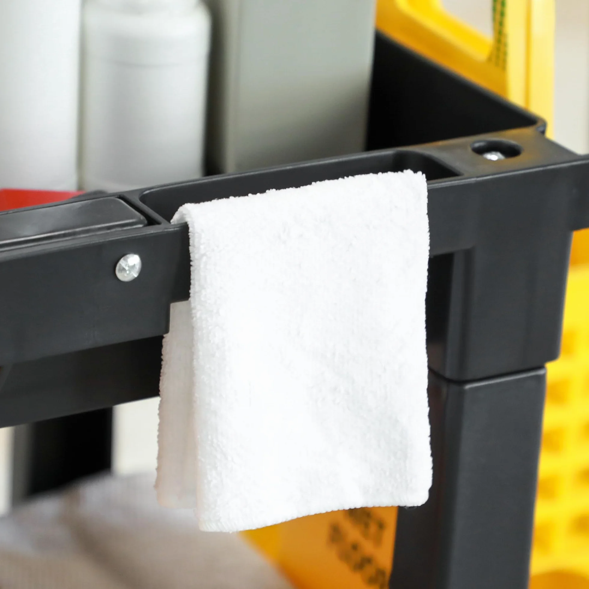 HOMCOM Carro de Limpieza con Bolsa 100L Profesional y Multifuncional para Colectividades Hotel Hostal con 3 Bandejas y 1 Plataforma 121x50,5x96,5 cm Negro y Amarillo