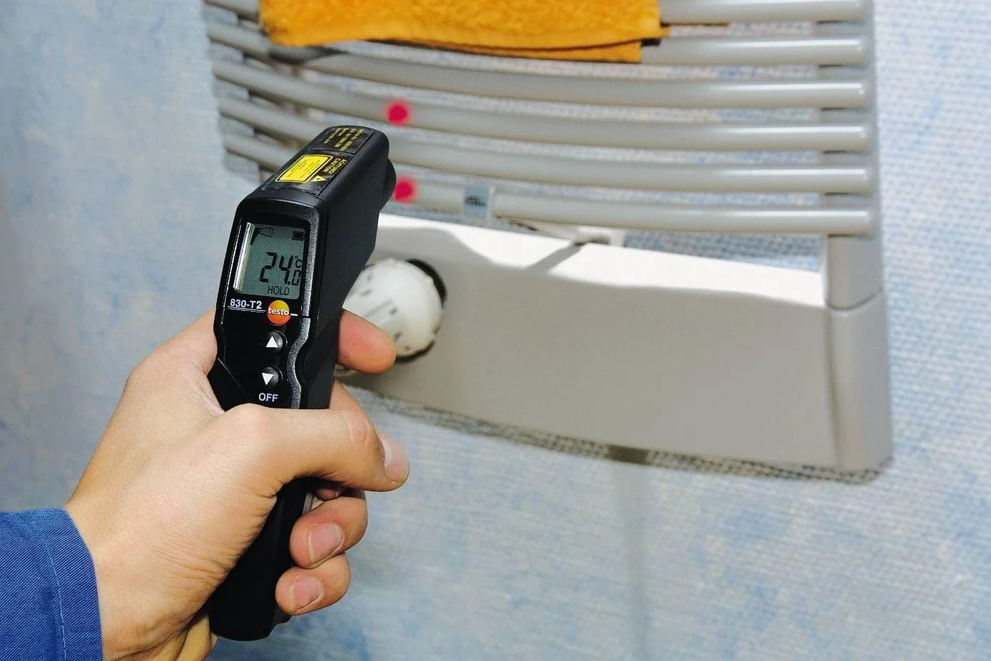Testo 830-T2 - Termómetro por infrarrojos con indicador láser de 2 haces (óptica 12:1)