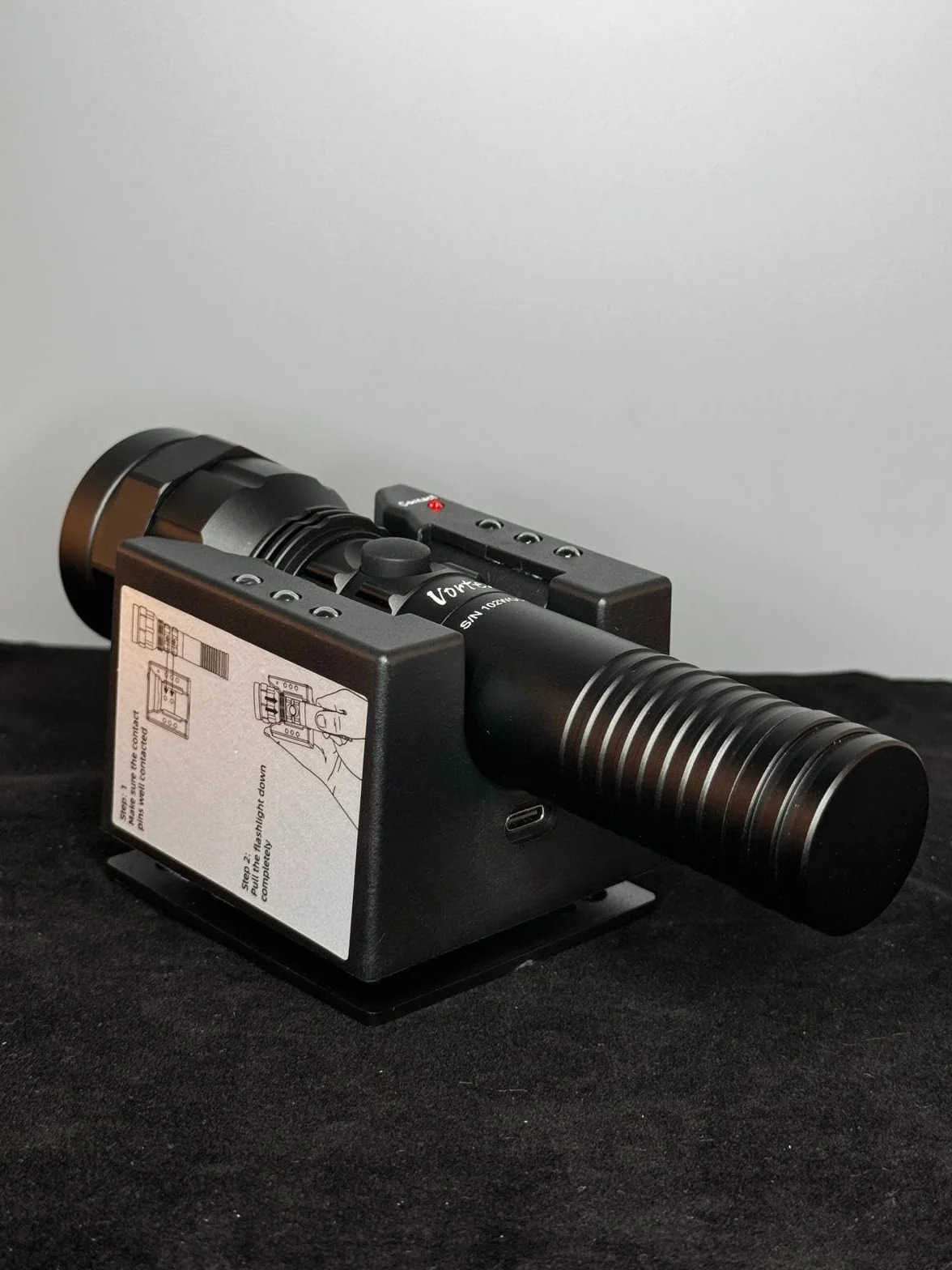 Vortex TM604 - Soporte de pared LED de emergencia de alta potencia, 1800 lúmenes, 7/24 en espera, función táctica, linterna de seguridad para coche y hogar.