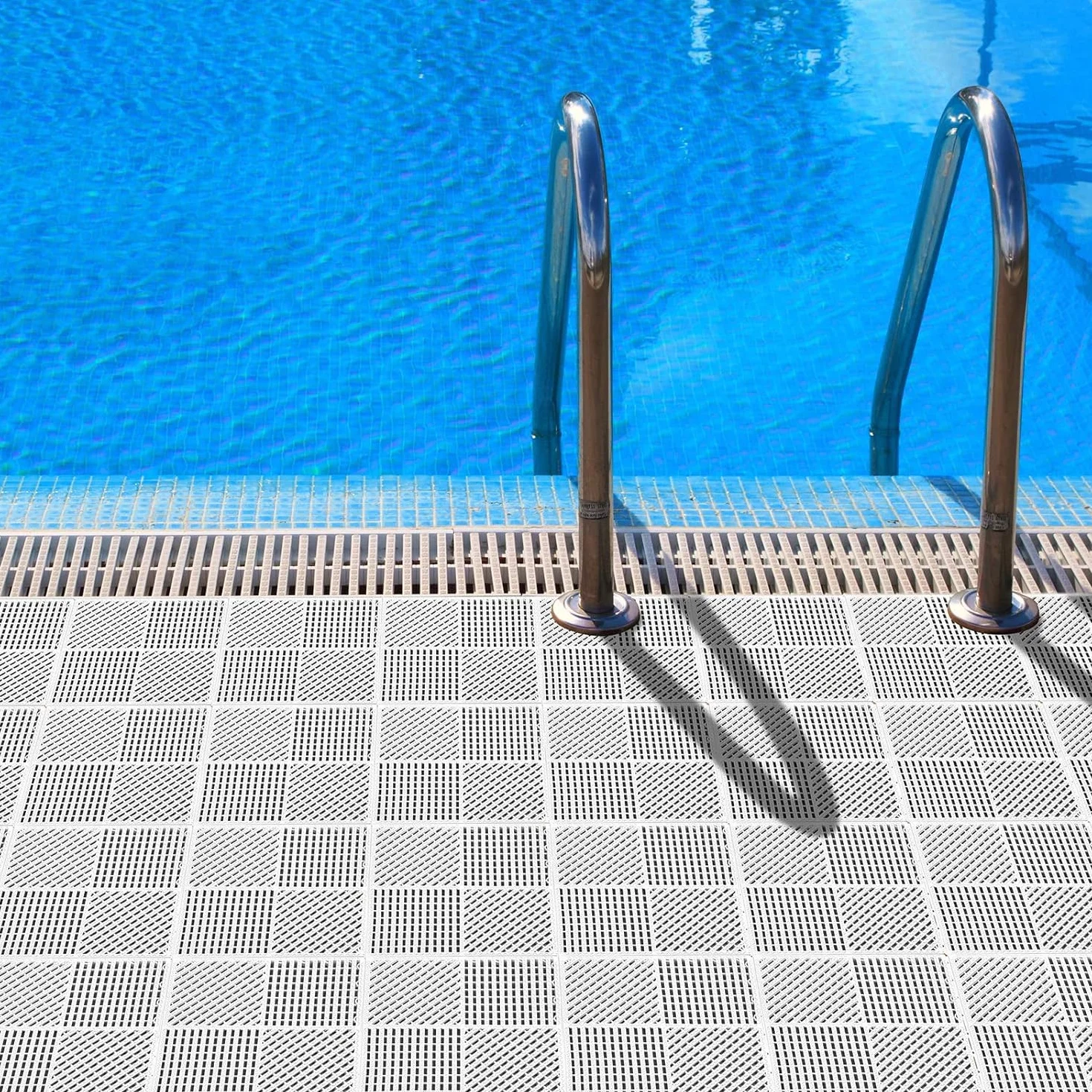 Paquete de 9 azulejos de drenaje antideslizantes entrelazados, tapete de ducha al aire libre para piscina, baño, sótano, barco y área de mascotas, 12 x 12 pulgadas, color blanco