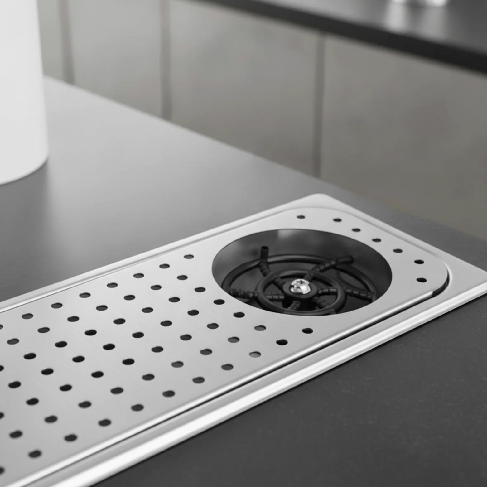 Qianly Enjuagador Vasos con Rejilla Perforada bajo Altura Reducida Lavavasos Empotrable Profesional Lavavasos con Panel Perforado para Baristas, Cafetería, Plateado, Grande