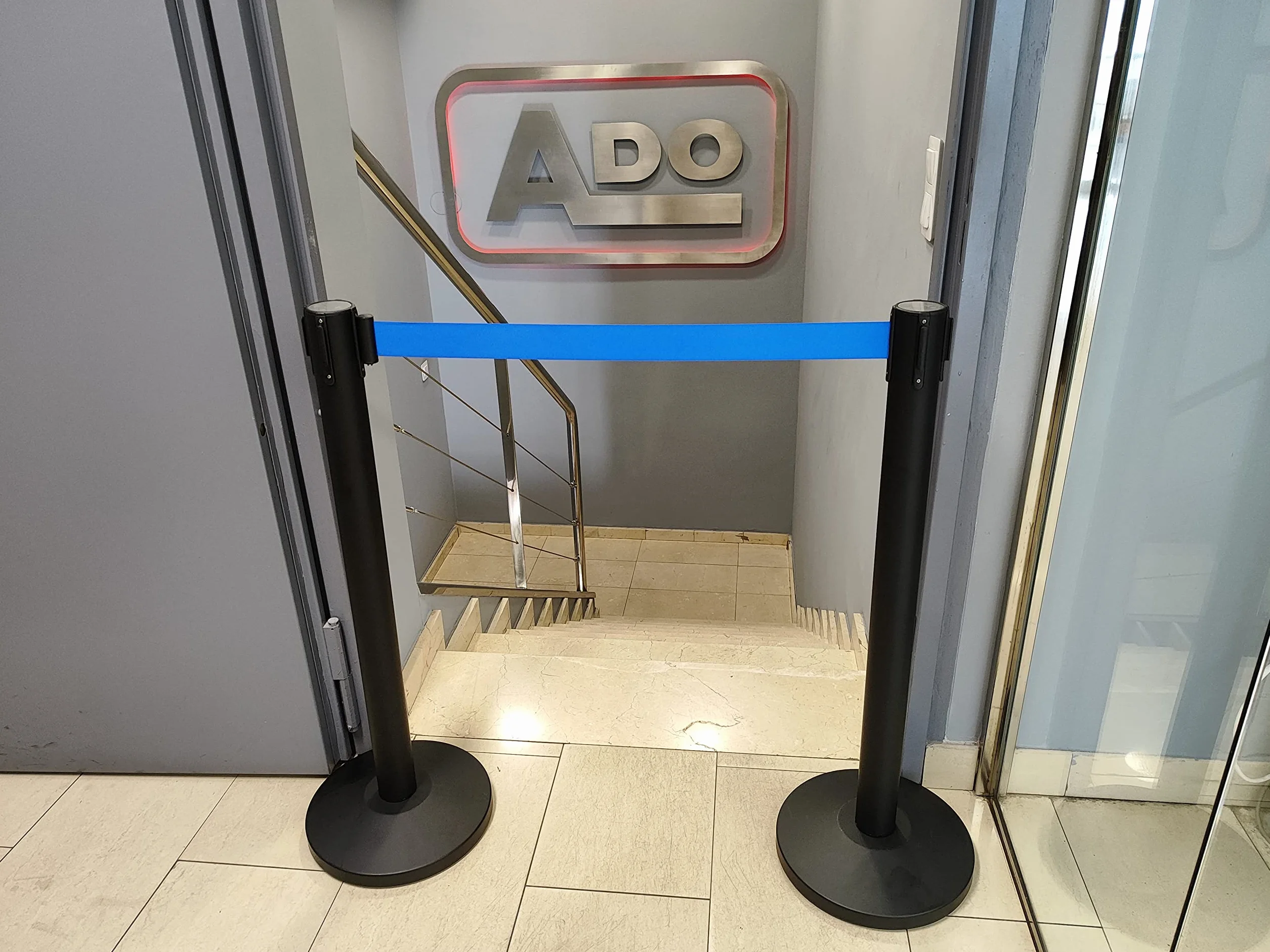 ADO Poste separador de hierro lacado negro con Cinta Extensible Azul 3m Delimitador de paso retráctil