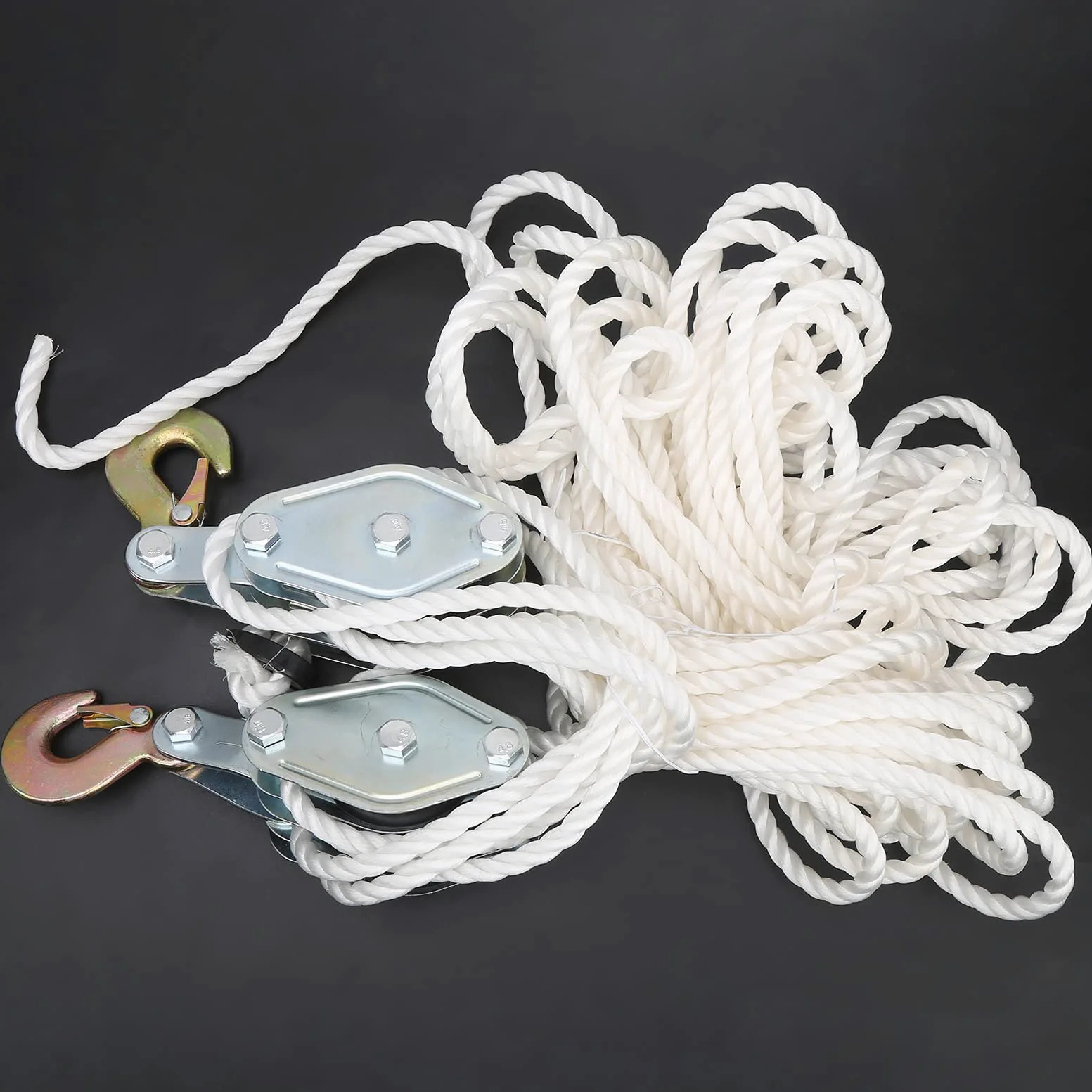 Polea resistente de 4000 libras con gancho de acero y cuerda de nailon multihebra para levantar objetos de manera eficiente. Ideal para garaje de carga y uso industrial
