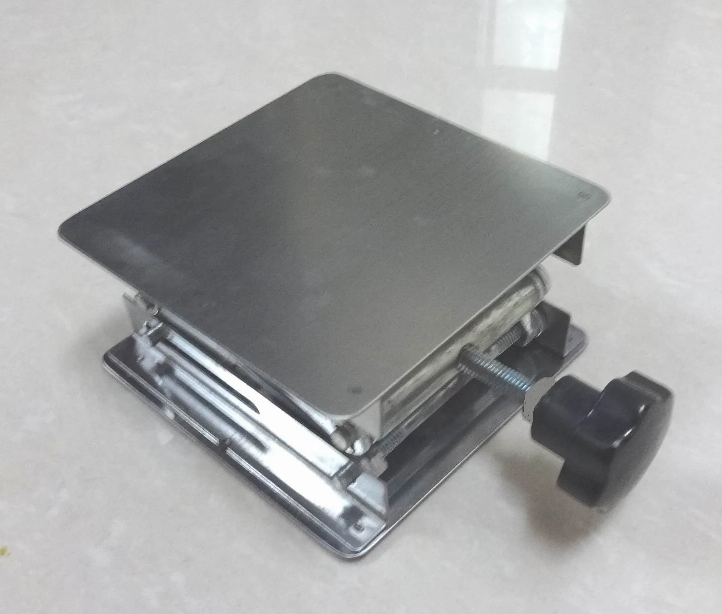 Gato de laboratorio de acero inoxidable resistente, soporte de elevación ajustable for equipos de laboratorio, 4x4 pulgadas, 1 ud.