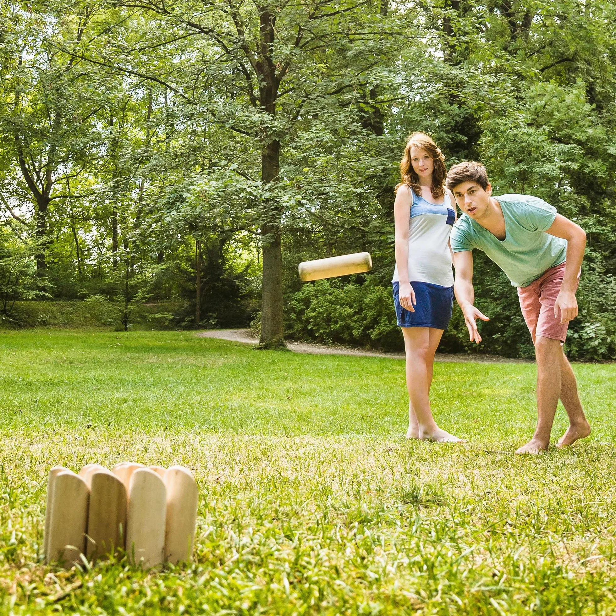 SPORTNOW Juego de Bolos Finlandeses, 12 Bolos de Madera de Pino, Palo de Lanzamiento, Caja de Transporte, Juego al Aire Libre para Adultos